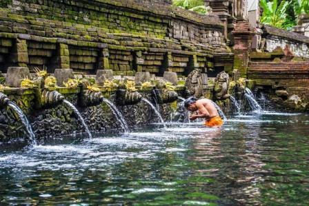 Tirta Empul Ubud, 1. Monkey Forest, 2. Istana Ubud, 3. Desa Visesa Ubud, 4. Pasar Seni Ubud, 5. Puri Saren Agung Ubud, 6. Goa Gajah (Elephant Cave), 7. Agung Rai Museum of Art (ARMA) Ubud, 8. Pura Taman Kemuda Saraswati, 9. Ayung Rafting, 10. Alas Harum Bali, 11. Tari Legong Mahabharata Di Puri Ubud, 12. Air Terjun Tegenungan, 13. Campuhan Ridge Walk, 14. Gunung Kawi Ubud, 15. Pura Kehen Ubud, 16. Tirta Empul Ubud, 17. Ubud me Sari Luwak Coffee, 18. Resto Bebek Bengil Ubud, 19. Bali Bird &amp; Reptile Park, 20. Museum Antonio Blanco Ubud, 21. Museum Rudana Ubud, 22. Nyuh Kuning Village, 23. Mason Elephant Park &amp; Lodge, 24. Museum Puri Lukisan Ubud, Museum Tertua di Bali, 25. Bali ATV Ride, 26. Desa Celuk, 27. The Yoga Barn, 28. Trekking Authentik Bali, 29. Swept Away at The Samaya Ubud, 30. La View Restaurant, 31. Seniman Coffee Studio, 32. Ketuts Bali Cooking Class, 33. Four Seasons Resort Bali At Sayan, 34. Hanging Gardens Of Bali, 35. Zen Hideaway, 36. Bali Pulina, 38. Museum Seni Neka Ubud, 39. Folk Pool &amp; Gardens