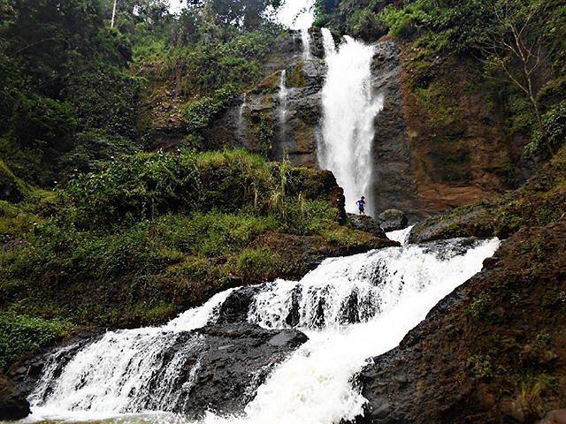 Berendam Air Hangat Sambil Menikmati Keindahan Curug Cina