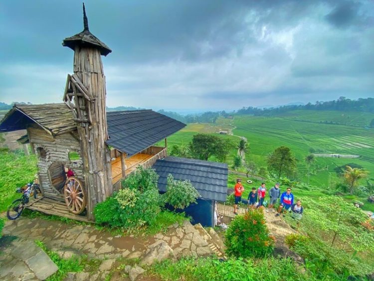 Ciboer Pass, 1. Jembar Waterpark, 2. Perkebunan Teh Cipasung, 3. Goa Lalay, 4. Curug Muara Jaya, 5. Curug Sawer, 6. Talaga Herang, 7. Wisata Paralayang Gunung Panten, 8. Taman Wisata Bukit Alam Hejo, 9. Curug Tonjong, 10. Curug Cipeuteuy, 11. Air terjun Cibali, 12. Agro Batu Luhur, 13. Taman Buana Marga Majalengka (Taman Dinosaurus), 14. Situ Sangiang dan Makam Sunan Parung, 15. Pendakian Gunung Ciremai, 16. Curug Sempong, 17. Curug Awul, 18. Situ Cipanten, 19. Curug Campaga, 20. Curug Cipeureus, 21. Curug Puntang, 22. Panorama Cikebo, 23. Panorama Lemah Putih, 24. Situ Cikuda, 25. Bukit Panyaweuyan Argapura, 26. Wisata Situ Cipadung Desa Pajajar, 27. Wisata Cadas Gantung, 28. Air Terjun Embun Pelangi, 29. Air Terjun Cilutung, 30. Situ Janawi, 31. Taman Nasional Sadarehe, 32. Museum Talaga Manggung, 33. Rumah Adat Panjalin, 34. Gunung Cakrabuana, 35. Telaga di Petilasan Prabu Siliwangi, 36. Curug Ciwanda, 37. Curug Situhiang, 38. Taman Wisata Linggarjati, 39. Air Terjun Baligo, 40. Telaga Nila, 41. Kolam Renang Balong Sang Raja, 42. Gunung Batu Tilu, 43. Bukit Mercury Sayang Kaak, 44. Bendungan Raksasa Rentang, 45. Terasering Sawah Nangklak, 46. Gunung Ciwaru, 47. Puncak Sawiyah, 48. Ciboer Pass, 49. Curug Kapak Kuda, 50. Water Boom Tirta Indah, 51. Water Boom Rajawali ( Surya ), 52. Water Boom Tohaga, 53. Taman Ikan Bunderan , 54. Situ Batu di Desa Malausma, 55. Durian Sinapeul