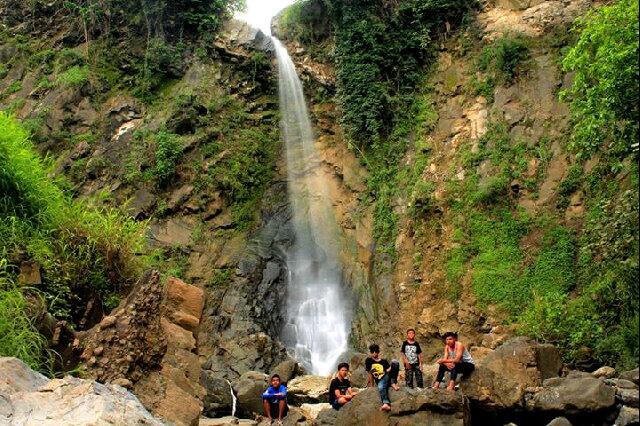 Curug Cipeureus via Twitter Okka Supardan, 1. Jembar Waterpark, 2. Perkebunan Teh Cipasung, 3. Goa Lalay, 4. Curug Muara Jaya, 5. Curug Sawer, 6. Talaga Herang, 7. Wisata Paralayang Gunung Panten, 8. Taman Wisata Bukit Alam Hejo, 9. Curug Tonjong, 10. Curug Cipeuteuy, 11. Air terjun Cibali, 12. Agro Batu Luhur, 13. Taman Buana Marga Majalengka (Taman Dinosaurus), 14. Situ Sangiang dan Makam Sunan Parung, 15. Pendakian Gunung Ciremai, 16. Curug Sempong, 17. Curug Awul, 18. Situ Cipanten, 19. Curug Campaga, 20. Curug Cipeureus, 21. Curug Puntang, 22. Panorama Cikebo, 23. Panorama Lemah Putih, 24. Situ Cikuda, 25. Bukit Panyaweuyan Argapura, 26. Wisata Situ Cipadung Desa Pajajar, 27. Wisata Cadas Gantung, 28. Air Terjun Embun Pelangi, 29. Air Terjun Cilutung, 30. Situ Janawi, 31. Taman Nasional Sadarehe, 32. Museum Talaga Manggung, 33. Rumah Adat Panjalin, 34. Gunung Cakrabuana, 35. Telaga di Petilasan Prabu Siliwangi, 36. Curug Ciwanda, 37. Curug Situhiang, 38. Taman Wisata Linggarjati, 39. Air Terjun Baligo, 40. Telaga Nila, 41. Kolam Renang Balong Sang Raja, 42. Gunung Batu Tilu, 43. Bukit Mercury Sayang Kaak, 44. Bendungan Raksasa Rentang, 45. Terasering Sawah Nangklak, 46. Gunung Ciwaru, 47. Puncak Sawiyah, 48. Ciboer Pass, 49. Curug Kapak Kuda, 50. Water Boom Tirta Indah, 51. Water Boom Rajawali ( Surya ), 52. Water Boom Tohaga, 53. Taman Ikan Bunderan , 54. Situ Batu di Desa Malausma, 55. Durian Sinapeul