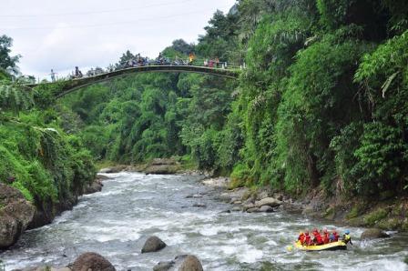 Destinasi Liburan Desa Wisata Lolong Pekalongan, 1. Pantai Pasir Kencana, 2. Curug Muncar, 3. Curug Bajing , 4. Pantai Slamaran , 5. Museum Batik Pekalongan, 6. Pantai Sunter Depok Indah, 7. Puncak Hanoman Gunung Kendalisodo, 8. Linggo Asri, 9. Kebun Teh Kaliboja, 10. Lolong Adventure, 11. International Batik Center , 12. Gunung Rogojembangan , 13. Wisata Watu Ireng , 14. Pantai Wonokerto , 15. Bukit Pawuluhan, 16. Wisata Mangrove Park Pekalongan, 17. Blackcanyon Petungkriyono, 18. Wisata Curug Madu, 19. Curug Bidadari Jolotigo , 20. Curug Cinde, 21. Monumen Pekalongan, 22. Alun-alun Kota Pekalongan, 23. Alun-alun Bebekan Kedungwuni, 24. Kali Paingan, 25. Curug Lawe, 26. Bendungan Kletak, 27. Curug Blanten, 28. Curug Bekakak, 29. Jembatan Lengkung Surabayan, 30. Taman Kuripan Pekalongan “Nursery Horikultura, 31. Pantai Sari Pekalongan, 32. Bengkelung Park, 33. Kolam Renang Banyubiru Pekalongan, 34. Taman Lapangan Bebekan, 35. Wisata Ciblon, 36. Zatoland Waterboom, 37. Bukit Bintang Kutorojo, 38. La’Ranch Glamping, 39. Telaga Sigebyar Mangunan, 40. Sipare Green Park, 41. Km 0 Pekalongan, 42. Wisata Danau Alkautsar, 43. Dino Park Soko Langit Pekalongan, 44. Masjid Agung Al-Jami Pekalongan, 45. Wisata Bahari PPNP, 46. Nasi Megono Bu Suli – Wisata Kuliner khas Pekalongan , 47. Pusat Grosir Setono