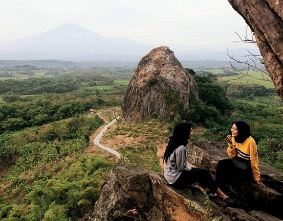 Gunung Batu Tilu via Fajar Satu, 1. Jembar Waterpark, 2. Perkebunan Teh Cipasung, 3. Goa Lalay, 4. Curug Muara Jaya, 5. Curug Sawer, 6. Talaga Herang, 7. Wisata Paralayang Gunung Panten, 8. Taman Wisata Bukit Alam Hejo, 9. Curug Tonjong, 10. Curug Cipeuteuy, 11. Air terjun Cibali, 12. Agro Batu Luhur, 13. Taman Buana Marga Majalengka (Taman Dinosaurus), 14. Situ Sangiang dan Makam Sunan Parung, 15. Pendakian Gunung Ciremai, 16. Curug Sempong, 17. Curug Awul, 18. Situ Cipanten, 19. Curug Campaga, 20. Curug Cipeureus, 21. Curug Puntang, 22. Panorama Cikebo, 23. Panorama Lemah Putih, 24. Situ Cikuda, 25. Bukit Panyaweuyan Argapura, 26. Wisata Situ Cipadung Desa Pajajar, 27. Wisata Cadas Gantung, 28. Air Terjun Embun Pelangi, 29. Air Terjun Cilutung, 30. Situ Janawi, 31. Taman Nasional Sadarehe, 32. Museum Talaga Manggung, 33. Rumah Adat Panjalin, 34. Gunung Cakrabuana, 35. Telaga di Petilasan Prabu Siliwangi, 36. Curug Ciwanda, 37. Curug Situhiang, 38. Taman Wisata Linggarjati, 39. Air Terjun Baligo, 40. Telaga Nila, 41. Kolam Renang Balong Sang Raja, 42. Gunung Batu Tilu, 43. Bukit Mercury Sayang Kaak, 44. Bendungan Raksasa Rentang, 45. Terasering Sawah Nangklak, 46. Gunung Ciwaru, 47. Puncak Sawiyah, 48. Ciboer Pass, 49. Curug Kapak Kuda, 50. Water Boom Tirta Indah, 51. Water Boom Rajawali ( Surya ), 52. Water Boom Tohaga, 53. Taman Ikan Bunderan , 54. Situ Batu di Desa Malausma, 55. Durian Sinapeul