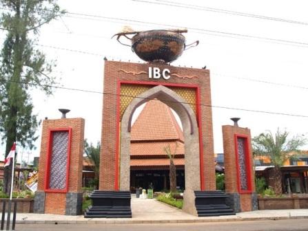 Liburan ke International Batik Center Pekalongan, 1. Pantai Pasir Kencana, 2. Curug Muncar, 3. Curug Bajing , 4. Pantai Slamaran , 5. Museum Batik Pekalongan, 6. Pantai Sunter Depok Indah, 7. Puncak Hanoman Gunung Kendalisodo, 8. Linggo Asri, 9. Kebun Teh Kaliboja, 10. Lolong Adventure, 11. International Batik Center , 12. Gunung Rogojembangan , 13. Wisata Watu Ireng , 14. Pantai Wonokerto , 15. Bukit Pawuluhan, 16. Wisata Mangrove Park Pekalongan, 17. Blackcanyon Petungkriyono, 18. Wisata Curug Madu, 19. Curug Bidadari Jolotigo , 20. Curug Cinde, 21. Monumen Pekalongan, 22. Alun-alun Kota Pekalongan, 23. Alun-alun Bebekan Kedungwuni, 24. Kali Paingan, 25. Curug Lawe, 26. Bendungan Kletak, 27. Curug Blanten, 28. Curug Bekakak, 29. Jembatan Lengkung Surabayan, 30. Taman Kuripan Pekalongan “Nursery Horikultura, 31. Pantai Sari Pekalongan, 32. Bengkelung Park, 33. Kolam Renang Banyubiru Pekalongan, 34. Taman Lapangan Bebekan, 35. Wisata Ciblon, 36. Zatoland Waterboom, 37. Bukit Bintang Kutorojo, 38. La’Ranch Glamping, 39. Telaga Sigebyar Mangunan, 40. Sipare Green Park, 41. Km 0 Pekalongan, 42. Wisata Danau Alkautsar, 43. Dino Park Soko Langit Pekalongan, 44. Masjid Agung Al-Jami Pekalongan, 45. Wisata Bahari PPNP, 46. Nasi Megono Bu Suli – Wisata Kuliner khas Pekalongan , 47. Pusat Grosir Setono