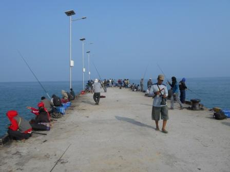 Memancing di Pantai Tanjung Lesung, 1. Water sport , 2. Snorkeling dan Diving (menyelam) , 3. Menikmati indahnya sunset, 4. Kuliner , 5. Konservasi Terumbu Karang , 6. Memancing di Pantai Tanjung Lesung, 7. Menonton pertunjukan tarian api di Pantai Tanjung Lesung, 8. Sunrise Pantai Tanjung Lesung, 9. Jalan-jalan di Pinggir Pantai