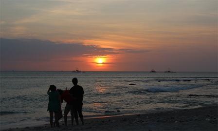 Menikmati indahnya sunset Pantai Tanjung Lesung, 1. Water sport , 2. Snorkeling dan Diving (menyelam) , 3. Menikmati indahnya sunset, 4. Kuliner , 5. Konservasi Terumbu Karang , 6. Memancing di Pantai Tanjung Lesung, 7. Menonton pertunjukan tarian api di Pantai Tanjung Lesung, 8. Sunrise Pantai Tanjung Lesung, 9. Jalan-jalan di Pinggir Pantai