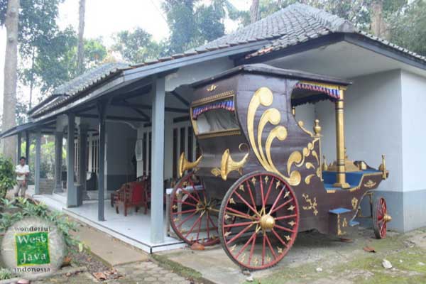 Museum Talaga Manggung, 1. Jembar Waterpark, 2. Perkebunan Teh Cipasung, 3. Goa Lalay, 4. Curug Muara Jaya, 5. Curug Sawer, 6. Talaga Herang, 7. Wisata Paralayang Gunung Panten, 8. Taman Wisata Bukit Alam Hejo, 9. Curug Tonjong, 10. Curug Cipeuteuy, 11. Air terjun Cibali, 12. Agro Batu Luhur, 13. Taman Buana Marga Majalengka (Taman Dinosaurus), 14. Situ Sangiang dan Makam Sunan Parung, 15. Pendakian Gunung Ciremai, 16. Curug Sempong, 17. Curug Awul, 18. Situ Cipanten, 19. Curug Campaga, 20. Curug Cipeureus, 21. Curug Puntang, 22. Panorama Cikebo, 23. Panorama Lemah Putih, 24. Situ Cikuda, 25. Bukit Panyaweuyan Argapura, 26. Wisata Situ Cipadung Desa Pajajar, 27. Wisata Cadas Gantung, 28. Air Terjun Embun Pelangi, 29. Air Terjun Cilutung, 30. Situ Janawi, 31. Taman Nasional Sadarehe, 32. Museum Talaga Manggung, 33. Rumah Adat Panjalin, 34. Gunung Cakrabuana, 35. Telaga di Petilasan Prabu Siliwangi, 36. Curug Ciwanda, 37. Curug Situhiang, 38. Taman Wisata Linggarjati, 39. Air Terjun Baligo, 40. Telaga Nila, 41. Kolam Renang Balong Sang Raja, 42. Gunung Batu Tilu, 43. Bukit Mercury Sayang Kaak, 44. Bendungan Raksasa Rentang, 45. Terasering Sawah Nangklak, 46. Gunung Ciwaru, 47. Puncak Sawiyah, 48. Ciboer Pass, 49. Curug Kapak Kuda, 50. Water Boom Tirta Indah, 51. Water Boom Rajawali ( Surya ), 52. Water Boom Tohaga, 53. Taman Ikan Bunderan , 54. Situ Batu di Desa Malausma, 55. Durian Sinapeul