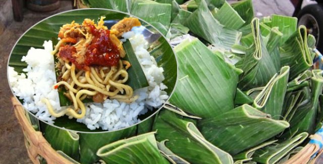 Nasi Jinggo Khas Bali, 1. Ayam Betutu, 2. Serombotan, 3. Nasi Jinggo, 4. Sate Lilit, 5. Lawar, 6. Loloh, 7. Tambring, 8. Timbungan, 10. Rujak Kuah Pindang dan Rujak Bulung, 11. Tipat Blayag, 12. Nasi Campur Bali, 13. Nasi Tepeng, 14. Laklak, 15. Blayag Raja, 16. Bagiak Khas Bali