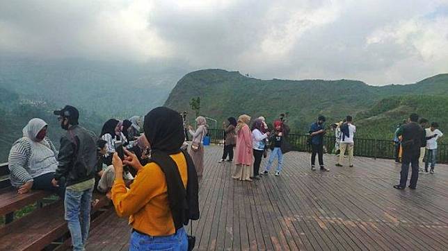 Panorama Cikebo, 1. Jembar Waterpark, 2. Perkebunan Teh Cipasung, 3. Goa Lalay, 4. Curug Muara Jaya, 5. Curug Sawer, 6. Talaga Herang, 7. Wisata Paralayang Gunung Panten, 8. Taman Wisata Bukit Alam Hejo, 9. Curug Tonjong, 10. Curug Cipeuteuy, 11. Air terjun Cibali, 12. Agro Batu Luhur, 13. Taman Buana Marga Majalengka (Taman Dinosaurus), 14. Situ Sangiang dan Makam Sunan Parung, 15. Pendakian Gunung Ciremai, 16. Curug Sempong, 17. Curug Awul, 18. Situ Cipanten, 19. Curug Campaga, 20. Curug Cipeureus, 21. Curug Puntang, 22. Panorama Cikebo, 23. Panorama Lemah Putih, 24. Situ Cikuda, 25. Bukit Panyaweuyan Argapura, 26. Wisata Situ Cipadung Desa Pajajar, 27. Wisata Cadas Gantung, 28. Air Terjun Embun Pelangi, 29. Air Terjun Cilutung, 30. Situ Janawi, 31. Taman Nasional Sadarehe, 32. Museum Talaga Manggung, 33. Rumah Adat Panjalin, 34. Gunung Cakrabuana, 35. Telaga di Petilasan Prabu Siliwangi, 36. Curug Ciwanda, 37. Curug Situhiang, 38. Taman Wisata Linggarjati, 39. Air Terjun Baligo, 40. Telaga Nila, 41. Kolam Renang Balong Sang Raja, 42. Gunung Batu Tilu, 43. Bukit Mercury Sayang Kaak, 44. Bendungan Raksasa Rentang, 45. Terasering Sawah Nangklak, 46. Gunung Ciwaru, 47. Puncak Sawiyah, 48. Ciboer Pass, 49. Curug Kapak Kuda, 50. Water Boom Tirta Indah, 51. Water Boom Rajawali ( Surya ), 52. Water Boom Tohaga, 53. Taman Ikan Bunderan , 54. Situ Batu di Desa Malausma, 55. Durian Sinapeul