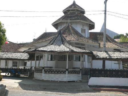 Paseban Tri Panca Tunggal, 1. Objek Wisata Pemandian Cibulan Kuningan, 2. Taman Nasional Gunung Ciremai , 3. Tempat Wisata Sejarah Situs Purbakala Cipari Kuningan, 4. Tempat Wisata Alam Curug Sidomba Kuningan, 5. Objek Wisata Taman Wisata Alam Linggajati Kuningan, 6. Objek Wisata Waduk Darma Kuningan , 7. Sumur Tujuh Cibulan, 8. Objek Wisata Telaga Remis Kuningan, 9. Objek Wisata Kebun Raya Kuningan, 10. Open Space Gallery Kuningan, 11. Tempat Wisata Sejarah Gedung Perundingan Linggarjati, 12. Pemandian Air Panas Sangkanurip Alami Kuningan, 13. Objek Wisata Lembah Cilengkrang Kuningan, 14. Balong Cigugur Kuningan, 15. Palutungan Kuningan, 16. The Mountain Recreation Park Kuningan, 17. Tempat Wisata Alam Curug Bangkong Kuningan , 18. Objek Wisata Taman Salsabila Kuningan, 19. Situ Cicerem Kuningan (Telaga Biru Cicerem), 20. Gunung Ciremai, 21. Desa Sitonjul Kuningan, 22. Telaga Nilem Kuningan, 23. Kolam Renang Sanggariang Kuningan, 24. Pemandian Air Panas Subang Kuningan, 25. Taman Cisantana, 26. Pusat Oleh-Oleh Kuningan, 27. Wisata Hutan Desa Setianegara, 28. Curug Ceret Kuningan, 29. Gua Maria Rahmat Sawer Cigugur, 30. Balong Keramat Darmaloka, 31. Bumi Perkemahan Ipukan Cisantana Kuningan , 32. Wisata Bukit Panembongan Kuningan, 33. Curug Gongseng, 34. Curug Nyandung Kuningan, 35. Pemandangan Indah Sukageuri Kuningan, 36. Curug Payung Kuningan, 37. Objek Wisata Alami Curug Ciputri Kuningan, 38. Kolam Terapi Ikan Cigugur Kuningan, 39. Paseban Tri Panca Tunggal, 40. Objek Wisata Hutan Kota Mayasih Kuningan, 41. Objek Wisata Hutan Kota Bungkirit Kuningan, 42. Objek Wisata Taman Kota Kuningan, 43. Objek Wisata Taman Cirendang Kuningan, 44. Objek Wisata Telaga Nilam Kuningan, 45. Objek Wisata Balong Dalem Jalaksana Kuningan, 46. Sangkan Resort Aqua Park