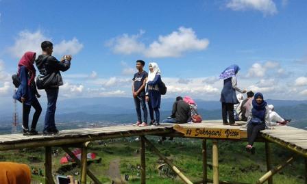 Pemandangan Indah Sukageuri, 1. Objek Wisata Pemandian Cibulan Kuningan, 2. Taman Nasional Gunung Ciremai , 3. Tempat Wisata Sejarah Situs Purbakala Cipari Kuningan, 4. Tempat Wisata Alam Curug Sidomba Kuningan, 5. Objek Wisata Taman Wisata Alam Linggajati Kuningan, 6. Objek Wisata Waduk Darma Kuningan , 7. Sumur Tujuh Cibulan, 8. Objek Wisata Telaga Remis Kuningan, 9. Objek Wisata Kebun Raya Kuningan, 10. Open Space Gallery Kuningan, 11. Tempat Wisata Sejarah Gedung Perundingan Linggarjati, 12. Pemandian Air Panas Sangkanurip Alami Kuningan, 13. Objek Wisata Lembah Cilengkrang Kuningan, 14. Balong Cigugur Kuningan, 15. Palutungan Kuningan, 16. The Mountain Recreation Park Kuningan, 17. Tempat Wisata Alam Curug Bangkong Kuningan , 18. Objek Wisata Taman Salsabila Kuningan, 19. Situ Cicerem Kuningan (Telaga Biru Cicerem), 20. Gunung Ciremai, 21. Desa Sitonjul Kuningan, 22. Telaga Nilem Kuningan, 23. Kolam Renang Sanggariang Kuningan, 24. Pemandian Air Panas Subang Kuningan, 25. Taman Cisantana, 26. Pusat Oleh-Oleh Kuningan, 27. Wisata Hutan Desa Setianegara, 28. Curug Ceret Kuningan, 29. Gua Maria Rahmat Sawer Cigugur, 30. Balong Keramat Darmaloka, 31. Bumi Perkemahan Ipukan Cisantana Kuningan , 32. Wisata Bukit Panembongan Kuningan, 33. Curug Gongseng, 34. Curug Nyandung Kuningan, 35. Pemandangan Indah Sukageuri Kuningan, 36. Curug Payung Kuningan, 37. Objek Wisata Alami Curug Ciputri Kuningan, 38. Kolam Terapi Ikan Cigugur Kuningan, 39. Paseban Tri Panca Tunggal, 40. Objek Wisata Hutan Kota Mayasih Kuningan, 41. Objek Wisata Hutan Kota Bungkirit Kuningan, 42. Objek Wisata Taman Kota Kuningan, 43. Objek Wisata Taman Cirendang Kuningan, 44. Objek Wisata Telaga Nilam Kuningan, 45. Objek Wisata Balong Dalem Jalaksana Kuningan, 46. Sangkan Resort Aqua Park