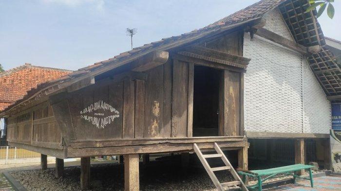 Rumah Adat Panjalin via TribunJabar, 1. Jembar Waterpark, 2. Perkebunan Teh Cipasung, 3. Goa Lalay, 4. Curug Muara Jaya, 5. Curug Sawer, 6. Talaga Herang, 7. Wisata Paralayang Gunung Panten, 8. Taman Wisata Bukit Alam Hejo, 9. Curug Tonjong, 10. Curug Cipeuteuy, 11. Air terjun Cibali, 12. Agro Batu Luhur, 13. Taman Buana Marga Majalengka (Taman Dinosaurus), 14. Situ Sangiang dan Makam Sunan Parung, 15. Pendakian Gunung Ciremai, 16. Curug Sempong, 17. Curug Awul, 18. Situ Cipanten, 19. Curug Campaga, 20. Curug Cipeureus, 21. Curug Puntang, 22. Panorama Cikebo, 23. Panorama Lemah Putih, 24. Situ Cikuda, 25. Bukit Panyaweuyan Argapura, 26. Wisata Situ Cipadung Desa Pajajar, 27. Wisata Cadas Gantung, 28. Air Terjun Embun Pelangi, 29. Air Terjun Cilutung, 30. Situ Janawi, 31. Taman Nasional Sadarehe, 32. Museum Talaga Manggung, 33. Rumah Adat Panjalin, 34. Gunung Cakrabuana, 35. Telaga di Petilasan Prabu Siliwangi, 36. Curug Ciwanda, 37. Curug Situhiang, 38. Taman Wisata Linggarjati, 39. Air Terjun Baligo, 40. Telaga Nila, 41. Kolam Renang Balong Sang Raja, 42. Gunung Batu Tilu, 43. Bukit Mercury Sayang Kaak, 44. Bendungan Raksasa Rentang, 45. Terasering Sawah Nangklak, 46. Gunung Ciwaru, 47. Puncak Sawiyah, 48. Ciboer Pass, 49. Curug Kapak Kuda, 50. Water Boom Tirta Indah, 51. Water Boom Rajawali ( Surya ), 52. Water Boom Tohaga, 53. Taman Ikan Bunderan , 54. Situ Batu di Desa Malausma, 55. Durian Sinapeul