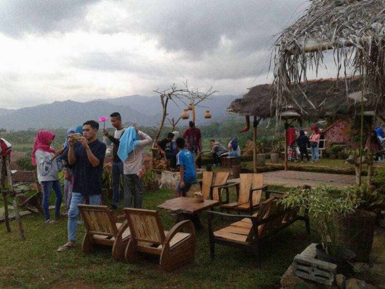 Saung Mulan via Via Lampusatu