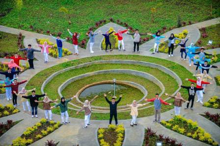 Taman Cisantana, 1. Objek Wisata Pemandian Cibulan Kuningan, 2. Taman Nasional Gunung Ciremai , 3. Tempat Wisata Sejarah Situs Purbakala Cipari Kuningan, 4. Tempat Wisata Alam Curug Sidomba Kuningan, 5. Objek Wisata Taman Wisata Alam Linggajati Kuningan, 6. Objek Wisata Waduk Darma Kuningan , 7. Sumur Tujuh Cibulan, 8. Objek Wisata Telaga Remis Kuningan, 9. Objek Wisata Kebun Raya Kuningan, 10. Open Space Gallery Kuningan, 11. Tempat Wisata Sejarah Gedung Perundingan Linggarjati, 12. Pemandian Air Panas Sangkanurip Alami Kuningan, 13. Objek Wisata Lembah Cilengkrang Kuningan, 14. Balong Cigugur Kuningan, 15. Palutungan Kuningan, 16. The Mountain Recreation Park Kuningan, 17. Tempat Wisata Alam Curug Bangkong Kuningan , 18. Objek Wisata Taman Salsabila Kuningan, 19. Situ Cicerem Kuningan (Telaga Biru Cicerem), 20. Gunung Ciremai, 21. Desa Sitonjul Kuningan, 22. Telaga Nilem Kuningan, 23. Kolam Renang Sanggariang Kuningan, 24. Pemandian Air Panas Subang Kuningan, 25. Taman Cisantana, 26. Pusat Oleh-Oleh Kuningan, 27. Wisata Hutan Desa Setianegara, 28. Curug Ceret Kuningan, 29. Gua Maria Rahmat Sawer Cigugur, 30. Balong Keramat Darmaloka, 31. Bumi Perkemahan Ipukan Cisantana Kuningan , 32. Wisata Bukit Panembongan Kuningan, 33. Curug Gongseng, 34. Curug Nyandung Kuningan, 35. Pemandangan Indah Sukageuri Kuningan, 36. Curug Payung Kuningan, 37. Objek Wisata Alami Curug Ciputri Kuningan, 38. Kolam Terapi Ikan Cigugur Kuningan, 39. Paseban Tri Panca Tunggal, 40. Objek Wisata Hutan Kota Mayasih Kuningan, 41. Objek Wisata Hutan Kota Bungkirit Kuningan, 42. Objek Wisata Taman Kota Kuningan, 43. Objek Wisata Taman Cirendang Kuningan, 44. Objek Wisata Telaga Nilam Kuningan, 45. Objek Wisata Balong Dalem Jalaksana Kuningan, 46. Sangkan Resort Aqua Park