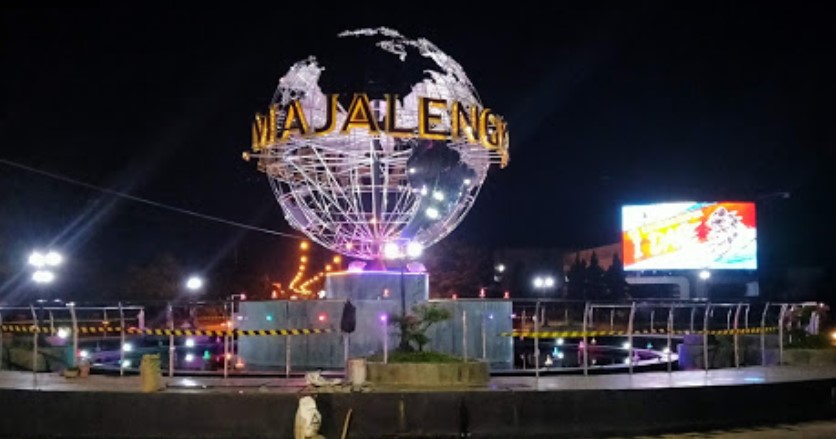 Taman Ikan Bunderan , 1. Jembar Waterpark, 2. Perkebunan Teh Cipasung, 3. Goa Lalay, 4. Curug Muara Jaya, 5. Curug Sawer, 6. Talaga Herang, 7. Wisata Paralayang Gunung Panten, 8. Taman Wisata Bukit Alam Hejo, 9. Curug Tonjong, 10. Curug Cipeuteuy, 11. Air terjun Cibali, 12. Agro Batu Luhur, 13. Taman Buana Marga Majalengka (Taman Dinosaurus), 14. Situ Sangiang dan Makam Sunan Parung, 15. Pendakian Gunung Ciremai, 16. Curug Sempong, 17. Curug Awul, 18. Situ Cipanten, 19. Curug Campaga, 20. Curug Cipeureus, 21. Curug Puntang, 22. Panorama Cikebo, 23. Panorama Lemah Putih, 24. Situ Cikuda, 25. Bukit Panyaweuyan Argapura, 26. Wisata Situ Cipadung Desa Pajajar, 27. Wisata Cadas Gantung, 28. Air Terjun Embun Pelangi, 29. Air Terjun Cilutung, 30. Situ Janawi, 31. Taman Nasional Sadarehe, 32. Museum Talaga Manggung, 33. Rumah Adat Panjalin, 34. Gunung Cakrabuana, 35. Telaga di Petilasan Prabu Siliwangi, 36. Curug Ciwanda, 37. Curug Situhiang, 38. Taman Wisata Linggarjati, 39. Air Terjun Baligo, 40. Telaga Nila, 41. Kolam Renang Balong Sang Raja, 42. Gunung Batu Tilu, 43. Bukit Mercury Sayang Kaak, 44. Bendungan Raksasa Rentang, 45. Terasering Sawah Nangklak, 46. Gunung Ciwaru, 47. Puncak Sawiyah, 48. Ciboer Pass, 49. Curug Kapak Kuda, 50. Water Boom Tirta Indah, 51. Water Boom Rajawali ( Surya ), 52. Water Boom Tohaga, 53. Taman Ikan Bunderan , 54. Situ Batu di Desa Malausma, 55. Durian Sinapeul