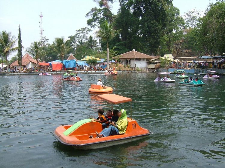 Taman Wisata Linggarjati via Wikipedia, 1. Jembar Waterpark, 2. Perkebunan Teh Cipasung, 3. Goa Lalay, 4. Curug Muara Jaya, 5. Curug Sawer, 6. Talaga Herang, 7. Wisata Paralayang Gunung Panten, 8. Taman Wisata Bukit Alam Hejo, 9. Curug Tonjong, 10. Curug Cipeuteuy, 11. Air terjun Cibali, 12. Agro Batu Luhur, 13. Taman Buana Marga Majalengka (Taman Dinosaurus), 14. Situ Sangiang dan Makam Sunan Parung, 15. Pendakian Gunung Ciremai, 16. Curug Sempong, 17. Curug Awul, 18. Situ Cipanten, 19. Curug Campaga, 20. Curug Cipeureus, 21. Curug Puntang, 22. Panorama Cikebo, 23. Panorama Lemah Putih, 24. Situ Cikuda, 25. Bukit Panyaweuyan Argapura, 26. Wisata Situ Cipadung Desa Pajajar, 27. Wisata Cadas Gantung, 28. Air Terjun Embun Pelangi, 29. Air Terjun Cilutung, 30. Situ Janawi, 31. Taman Nasional Sadarehe, 32. Museum Talaga Manggung, 33. Rumah Adat Panjalin, 34. Gunung Cakrabuana, 35. Telaga di Petilasan Prabu Siliwangi, 36. Curug Ciwanda, 37. Curug Situhiang, 38. Taman Wisata Linggarjati, 39. Air Terjun Baligo, 40. Telaga Nila, 41. Kolam Renang Balong Sang Raja, 42. Gunung Batu Tilu, 43. Bukit Mercury Sayang Kaak, 44. Bendungan Raksasa Rentang, 45. Terasering Sawah Nangklak, 46. Gunung Ciwaru, 47. Puncak Sawiyah, 48. Ciboer Pass, 49. Curug Kapak Kuda, 50. Water Boom Tirta Indah, 51. Water Boom Rajawali ( Surya ), 52. Water Boom Tohaga, 53. Taman Ikan Bunderan , 54. Situ Batu di Desa Malausma, 55. Durian Sinapeul