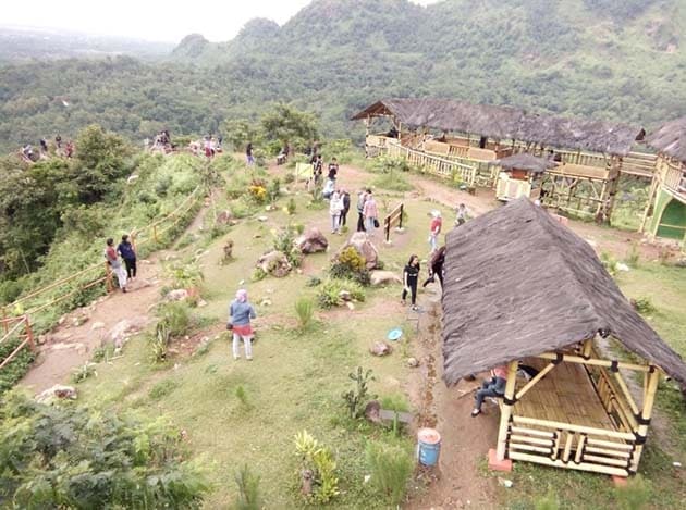 Wisata Cadas Gantung, 1. Jembar Waterpark, 2. Perkebunan Teh Cipasung, 3. Goa Lalay, 4. Curug Muara Jaya, 5. Curug Sawer, 6. Talaga Herang, 7. Wisata Paralayang Gunung Panten, 8. Taman Wisata Bukit Alam Hejo, 9. Curug Tonjong, 10. Curug Cipeuteuy, 11. Air terjun Cibali, 12. Agro Batu Luhur, 13. Taman Buana Marga Majalengka (Taman Dinosaurus), 14. Situ Sangiang dan Makam Sunan Parung, 15. Pendakian Gunung Ciremai, 16. Curug Sempong, 17. Curug Awul, 18. Situ Cipanten, 19. Curug Campaga, 20. Curug Cipeureus, 21. Curug Puntang, 22. Panorama Cikebo, 23. Panorama Lemah Putih, 24. Situ Cikuda, 25. Bukit Panyaweuyan Argapura, 26. Wisata Situ Cipadung Desa Pajajar, 27. Wisata Cadas Gantung, 28. Air Terjun Embun Pelangi, 29. Air Terjun Cilutung, 30. Situ Janawi, 31. Taman Nasional Sadarehe, 32. Museum Talaga Manggung, 33. Rumah Adat Panjalin, 34. Gunung Cakrabuana, 35. Telaga di Petilasan Prabu Siliwangi, 36. Curug Ciwanda, 37. Curug Situhiang, 38. Taman Wisata Linggarjati, 39. Air Terjun Baligo, 40. Telaga Nila, 41. Kolam Renang Balong Sang Raja, 42. Gunung Batu Tilu, 43. Bukit Mercury Sayang Kaak, 44. Bendungan Raksasa Rentang, 45. Terasering Sawah Nangklak, 46. Gunung Ciwaru, 47. Puncak Sawiyah, 48. Ciboer Pass, 49. Curug Kapak Kuda, 50. Water Boom Tirta Indah, 51. Water Boom Rajawali ( Surya ), 52. Water Boom Tohaga, 53. Taman Ikan Bunderan , 54. Situ Batu di Desa Malausma, 55. Durian Sinapeul