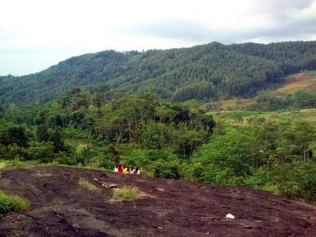 Wisata Misteri Watu Ireng di Pekalongan, 1. Pantai Pasir Kencana, 2. Curug Muncar, 3. Curug Bajing , 4. Pantai Slamaran , 5. Museum Batik Pekalongan, 6. Pantai Sunter Depok Indah, 7. Puncak Hanoman Gunung Kendalisodo, 8. Linggo Asri, 9. Kebun Teh Kaliboja, 10. Lolong Adventure, 11. International Batik Center , 12. Gunung Rogojembangan , 13. Wisata Watu Ireng , 14. Pantai Wonokerto , 15. Bukit Pawuluhan, 16. Wisata Mangrove Park Pekalongan, 17. Blackcanyon Petungkriyono, 18. Wisata Curug Madu, 19. Curug Bidadari Jolotigo , 20. Curug Cinde, 21. Monumen Pekalongan, 22. Alun-alun Kota Pekalongan, 23. Alun-alun Bebekan Kedungwuni, 24. Kali Paingan, 25. Curug Lawe, 26. Bendungan Kletak, 27. Curug Blanten, 28. Curug Bekakak, 29. Jembatan Lengkung Surabayan, 30. Taman Kuripan Pekalongan “Nursery Horikultura, 31. Pantai Sari Pekalongan, 32. Bengkelung Park, 33. Kolam Renang Banyubiru Pekalongan, 34. Taman Lapangan Bebekan, 35. Wisata Ciblon, 36. Zatoland Waterboom, 37. Bukit Bintang Kutorojo, 38. La’Ranch Glamping, 39. Telaga Sigebyar Mangunan, 40. Sipare Green Park, 41. Km 0 Pekalongan, 42. Wisata Danau Alkautsar, 43. Dino Park Soko Langit Pekalongan, 44. Masjid Agung Al-Jami Pekalongan, 45. Wisata Bahari PPNP, 46. Nasi Megono Bu Suli – Wisata Kuliner khas Pekalongan , 47. Pusat Grosir Setono