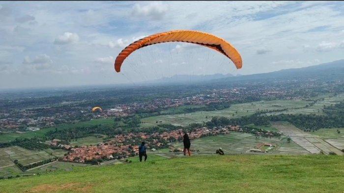 Wisata Paralayang Gunung Panten via Tribunnews, 1. Jembar Waterpark, 2. Perkebunan Teh Cipasung, 3. Goa Lalay, 4. Curug Muara Jaya, 5. Curug Sawer, 6. Talaga Herang, 7. Wisata Paralayang Gunung Panten, 8. Taman Wisata Bukit Alam Hejo, 9. Curug Tonjong, 10. Curug Cipeuteuy, 11. Air terjun Cibali, 12. Agro Batu Luhur, 13. Taman Buana Marga Majalengka (Taman Dinosaurus), 14. Situ Sangiang dan Makam Sunan Parung, 15. Pendakian Gunung Ciremai, 16. Curug Sempong, 17. Curug Awul, 18. Situ Cipanten, 19. Curug Campaga, 20. Curug Cipeureus, 21. Curug Puntang, 22. Panorama Cikebo, 23. Panorama Lemah Putih, 24. Situ Cikuda, 25. Bukit Panyaweuyan Argapura, 26. Wisata Situ Cipadung Desa Pajajar, 27. Wisata Cadas Gantung, 28. Air Terjun Embun Pelangi, 29. Air Terjun Cilutung, 30. Situ Janawi, 31. Taman Nasional Sadarehe, 32. Museum Talaga Manggung, 33. Rumah Adat Panjalin, 34. Gunung Cakrabuana, 35. Telaga di Petilasan Prabu Siliwangi, 36. Curug Ciwanda, 37. Curug Situhiang, 38. Taman Wisata Linggarjati, 39. Air Terjun Baligo, 40. Telaga Nila, 41. Kolam Renang Balong Sang Raja, 42. Gunung Batu Tilu, 43. Bukit Mercury Sayang Kaak, 44. Bendungan Raksasa Rentang, 45. Terasering Sawah Nangklak, 46. Gunung Ciwaru, 47. Puncak Sawiyah, 48. Ciboer Pass, 49. Curug Kapak Kuda, 50. Water Boom Tirta Indah, 51. Water Boom Rajawali ( Surya ), 52. Water Boom Tohaga, 53. Taman Ikan Bunderan , 54. Situ Batu di Desa Malausma, 55. Durian Sinapeul
