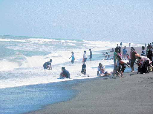pantai depok jogja, Lokasi Pantai Parangkusumo, Rute Menuju Lokasi Pantai Parangkusumo, Harga Tiket Masuk Pantai Parangkusumo, Tarif Parkir , Fasilitas di Pantai Parangkusumo, Cerita Mistis yang Beredar di Masyarakat , Pesona Keindahan Pantai Parangkusumo, Menikmati Indahnya Sunset, Objek Wisata di Sekitar Pantai Parangkusumo