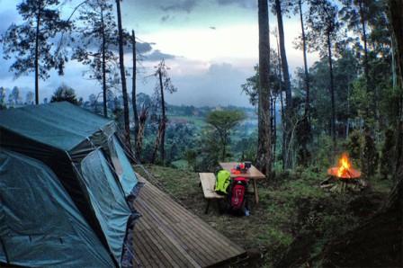 Camping di Dusun Bambu Lembang, 1. Cafe Burangrang, 2. Lutung Kasarung, 3. Pasar Khatulistiwa, 4. Saung/Gazebo Purbasari Dusun Bambu, 5. Playground Dusun Bambu, 6. Villa Kampung Layung di Dusun Bambu, 7. Camping Ground, 8. Permainan Memanah Dusun Bambu, 9. Airsoft gun Dusun Bambu Lembang, 10. Melempar pisau Dusun Bambu Lembang, 11. Rabbit Wonderland, 12. Paket Track Sepeda Dusun Bambu Lembang, 13. Gokart Dusun Bambu Lembang, 14. Hiking di dusun bambu