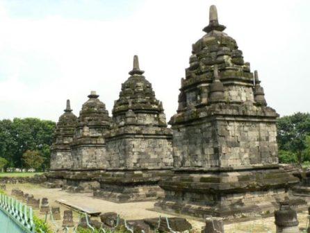 Candi Lumbung, 1. Candi Borobudur, 2. Rafting di Sungai Progo Atas, 3. Alun-alun Kota Magelang, 4. Air Terjun Kedung Kayang, 5. Taman Kyai Langgeng, 6. Ketep Pass, 7. Air Terjun Sekar Langit, 8. Rumah Kamera, 9. Candi Mendut, 10. Candi Pawon, 11. Gunung Andong, 12. Candi Selogriyo, 13. Gunung Tidar, 14. Curug Grenjengan Kembar, 15. Punthuk Setumbu, 16. Trekking Gunung Merbabu, 17. Curug Silawe, 18. Pemandian Air Hangat Candi Umbul, 19. Taman Badaan, 20. Museum Sudirman, 21. Pinusan Kragilan Magelang, 22. Candi Canggal, 23. Candi Ngawen, 24. Candi Lumbung, 25. Pemandian Kali Bening, 26. Air Terjun Kedung Kayangan, 27. Gardu Pandang Babadan, 28. Arung Jeram Kali Elo, 29. Telaga Bleder, 30. Gardu Pandang Bukit Barede, 31. Gardu Pandang Dlimas, 32. Gardu Pandang Mangli, 33. Sukmojoyo Hill, 34. Hutan Pinus Grenden, 35. Gereja Ayam di Dusun Gombong, 36. Punthuk Setumbu, 37. Kedung Sembrani, 38. Gunung Telomoyo, 39. Silancur Highland, 40. Bukit Grenden, 41. Curug Sigetik, 42. Puntuk Mangir Gunung Payung, 43. Bukit Rhema, 44. Hutan Pinus Wisata Mangli, 45. Jurang Jero, 46. OHD Museum, 47. Gunung Giyanti, 48. Curug Watu Ploso, 49. Klenteng Liong Hok Bio, 50. Curug Gleyor, 51. Punthuk Mongkrong, 52. Bukit Sleker, 53. Curug Lawang Kori, 54. Bukit kertojoyo, 55. Taman Ramadanu, 56. Puncak Seoloyo, 57. Taman Wisata Kopeng, 58. Bukit Gancik Selo Boyolali, 59. Gunung Sumbing, 60. Punthuk Kendil, 61. Bukit Harapan Cuntel, 62. Kebun Durian Candimulyo, 63. Jembatan Gantung Mangunsuko, 64. Air Terjun Goa Slandak, 65. Air Terjun Sumuran, 67. Museum Kapal Samudraraksa, 68. Karesidenan Kedu, 69. New Selo, 70. Taman Dewari, 71. Desa Wisata Candirejo, 72. Svargabumi Borobudur, 73. Awang-awang Telomoyo, 74. Ladon Little Island, 75. Candi Retno, 76. Wisata Petik Salak Gapoktan Ngudi Luhur, 77. Pesona Cempurung, 78. Gardu Pandang Cepogo, 79. Taman Garempong Bringin Kulon, 80. Sendang Mudal, 81. Curug Dlimas, 82. Museum Diponegoro, 83. Curug Sikencling, 84. Sendang Maren, 85. Citraelo Rafting, 86. Desa Wisata Ngawen, 87. Wisata Kulon Ndeso, 88. Taman Bunga Matahari, 89. Taman Hanya Untukmu, 90. Junkyard Autopark & Cafe, 91. Balkondes Ngadiharjo, 92. Banyuroto, 93. Bukit Dagi, 94. Jembatan Gantung Srowol, 95. Candi Asu, 96. Persawahan Permitan, 97. Bakorwil II Magelang, 98. Kebun Bibit Senopati