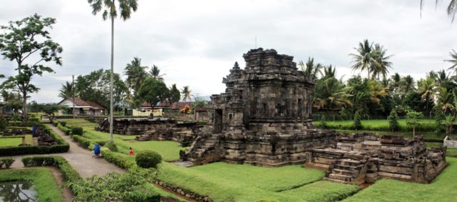 Candi Ngawen, 1. Candi Borobudur, 2. Rafting di Sungai Progo Atas, 3. Alun-alun Kota Magelang, 4. Air Terjun Kedung Kayang, 5. Taman Kyai Langgeng, 6. Ketep Pass, 7. Air Terjun Sekar Langit, 8. Rumah Kamera, 9. Candi Mendut, 10. Candi Pawon, 11. Gunung Andong, 12. Candi Selogriyo, 13. Gunung Tidar, 14. Curug Grenjengan Kembar, 15. Punthuk Setumbu, 16. Trekking Gunung Merbabu, 17. Curug Silawe, 18. Pemandian Air Hangat Candi Umbul, 19. Taman Badaan, 20. Museum Sudirman, 21. Pinusan Kragilan Magelang, 22. Candi Canggal, 23. Candi Ngawen, 24. Candi Lumbung, 25. Pemandian Kali Bening, 26. Air Terjun Kedung Kayangan, 27. Gardu Pandang Babadan, 28. Arung Jeram Kali Elo, 29. Telaga Bleder, 30. Gardu Pandang Bukit Barede, 31. Gardu Pandang Dlimas, 32. Gardu Pandang Mangli, 33. Sukmojoyo Hill, 34. Hutan Pinus Grenden, 35. Gereja Ayam di Dusun Gombong, 36. Punthuk Setumbu, 37. Kedung Sembrani, 38. Gunung Telomoyo, 39. Silancur Highland, 40. Bukit Grenden, 41. Curug Sigetik, 42. Puntuk Mangir Gunung Payung, 43. Bukit Rhema, 44. Hutan Pinus Wisata Mangli, 45. Jurang Jero, 46. OHD Museum, 47. Gunung Giyanti, 48. Curug Watu Ploso, 49. Klenteng Liong Hok Bio, 50. Curug Gleyor, 51. Punthuk Mongkrong, 52. Bukit Sleker, 53. Curug Lawang Kori, 54. Bukit kertojoyo, 55. Taman Ramadanu, 56. Puncak Seoloyo, 57. Taman Wisata Kopeng, 58. Bukit Gancik Selo Boyolali, 59. Gunung Sumbing, 60. Punthuk Kendil, 61. Bukit Harapan Cuntel, 62. Kebun Durian Candimulyo, 63. Jembatan Gantung Mangunsuko, 64. Air Terjun Goa Slandak, 65. Air Terjun Sumuran, 67. Museum Kapal Samudraraksa, 68. Karesidenan Kedu, 69. New Selo, 70. Taman Dewari, 71. Desa Wisata Candirejo, 72. Svargabumi Borobudur, 73. Awang-awang Telomoyo, 74. Ladon Little Island, 75. Candi Retno, 76. Wisata Petik Salak Gapoktan Ngudi Luhur, 77. Pesona Cempurung, 78. Gardu Pandang Cepogo, 79. Taman Garempong Bringin Kulon, 80. Sendang Mudal, 81. Curug Dlimas, 82. Museum Diponegoro, 83. Curug Sikencling, 84. Sendang Maren, 85. Citraelo Rafting, 86. Desa Wisata Ngawen, 87. Wisata Kulon Ndeso, 88. Taman Bunga Matahari, 89. Taman Hanya Untukmu, 90. Junkyard Autopark & Cafe, 91. Balkondes Ngadiharjo, 92. Banyuroto, 93. Bukit Dagi, 94. Jembatan Gantung Srowol, 95. Candi Asu, 96. Persawahan Permitan, 97. Bakorwil II Magelang, 98. Kebun Bibit Senopati