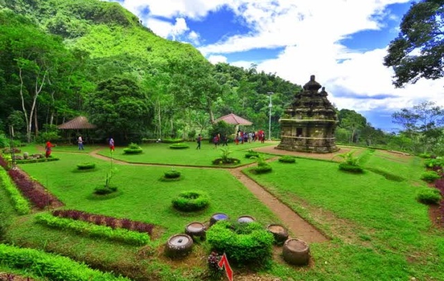 Candi Selogriyo, 1. Candi Borobudur, 2. Rafting di Sungai Progo Atas, 3. Alun-alun Kota Magelang, 4. Air Terjun Kedung Kayang, 5. Taman Kyai Langgeng, 6. Ketep Pass, 7. Air Terjun Sekar Langit, 8. Rumah Kamera, 9. Candi Mendut, 10. Candi Pawon, 11. Gunung Andong, 12. Candi Selogriyo, 13. Gunung Tidar, 14. Curug Grenjengan Kembar, 15. Punthuk Setumbu, 16. Trekking Gunung Merbabu, 17. Curug Silawe, 18. Pemandian Air Hangat Candi Umbul, 19. Taman Badaan, 20. Museum Sudirman, 21. Pinusan Kragilan Magelang, 22. Candi Canggal, 23. Candi Ngawen, 24. Candi Lumbung, 25. Pemandian Kali Bening, 26. Air Terjun Kedung Kayangan, 27. Gardu Pandang Babadan, 28. Arung Jeram Kali Elo, 29. Telaga Bleder, 30. Gardu Pandang Bukit Barede, 31. Gardu Pandang Dlimas, 32. Gardu Pandang Mangli, 33. Sukmojoyo Hill, 34. Hutan Pinus Grenden, 35. Gereja Ayam di Dusun Gombong, 36. Punthuk Setumbu, 37. Kedung Sembrani, 38. Gunung Telomoyo, 39. Silancur Highland, 40. Bukit Grenden, 41. Curug Sigetik, 42. Puntuk Mangir Gunung Payung, 43. Bukit Rhema, 44. Hutan Pinus Wisata Mangli, 45. Jurang Jero, 46. OHD Museum, 47. Gunung Giyanti, 48. Curug Watu Ploso, 49. Klenteng Liong Hok Bio, 50. Curug Gleyor, 51. Punthuk Mongkrong, 52. Bukit Sleker, 53. Curug Lawang Kori, 54. Bukit kertojoyo, 55. Taman Ramadanu, 56. Puncak Seoloyo, 57. Taman Wisata Kopeng, 58. Bukit Gancik Selo Boyolali, 59. Gunung Sumbing, 60. Punthuk Kendil, 61. Bukit Harapan Cuntel, 62. Kebun Durian Candimulyo, 63. Jembatan Gantung Mangunsuko, 64. Air Terjun Goa Slandak, 65. Air Terjun Sumuran, 67. Museum Kapal Samudraraksa, 68. Karesidenan Kedu, 69. New Selo, 70. Taman Dewari, 71. Desa Wisata Candirejo, 72. Svargabumi Borobudur, 73. Awang-awang Telomoyo, 74. Ladon Little Island, 75. Candi Retno, 76. Wisata Petik Salak Gapoktan Ngudi Luhur, 77. Pesona Cempurung, 78. Gardu Pandang Cepogo, 79. Taman Garempong Bringin Kulon, 80. Sendang Mudal, 81. Curug Dlimas, 82. Museum Diponegoro, 83. Curug Sikencling, 84. Sendang Maren, 85. Citraelo Rafting, 86. Desa Wisata Ngawen, 87. Wisata Kulon Ndeso, 88. Taman Bunga Matahari, 89. Taman Hanya Untukmu, 90. Junkyard Autopark & Cafe, 91. Balkondes Ngadiharjo, 92. Banyuroto, 93. Bukit Dagi, 94. Jembatan Gantung Srowol, 95. Candi Asu, 96. Persawahan Permitan, 97. Bakorwil II Magelang, 98. Kebun Bibit Senopati