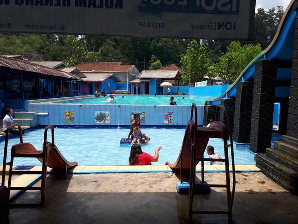 Cipanteneun, 1. Kampung Toga, 2. Curug Cigorobog, 3. Agrowisata Kampung Nangorak, 4. Curug Sabuk, 5. Wisata Alam Pangjugjugan, 6. Sumber Air Panas Sekarwangi, 7. Perkebunan Teh Margawindu, 8.  Wisata Kuliner Soto Bongko Khas Sumedang, 9. Mendaki Gunung Tampomas Sumedang, 10. Liburan ke Curug Ciputrawangi Sumedang, 11. Objek Wisata Situ Cilembang di Sumedang, 12. Gunung Kunci – Tempat Wisata Sejarah di Sumedang , 13. River Tubing, 14. Museum Prabu Geusan Ulun, 15. Curug Cinulang, 16. Wisata Air Gajah Depa, 17. Mata Air Sirah Cipelang, 18. Pemandian Air Panas Cileungsing, 19. Wisata ke Curug Cipongkor Sumedang, 20. Wisata Paralayang di Batu Dua Gunung Lingga, 21. Wisata Situs Prabu Tajimalela Gunung Lingga, 22. Cipanteneun, 23. Mata Air Cikandung Sumedang, 24. Puncak Gunung Batu Sumedang, 25. Wisata Waduk Jatigede Sumedang, 26. Wisata Taman Buru Masigit Kareumbi, 27. Wisata Saung Cibingbin Sumedang, 28. Curug Cibayawak Desa Jembarwangi Tomo, 29. Puncak Damar Baros Jatigede Sumedang, 30. Jembatan Cincin Cikuda Jatinangor Sumedang, 31. Eco Green Park Kampung Karuhun, 32. Sensasi Arung Jeram Pangcalikan, 33. Wisata ke Gunung Kerenceng Sumedang, 34. Makam Cut Nyak Dien, 35. Akhiri Petualangan Kalian di Sumedang dengan Memborong Tahu Sumedang untuk Oleh-oleh