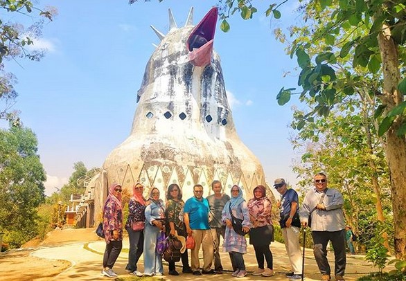 Gereja Ayam di Dusun Gombong , 1. Candi Borobudur, 2. Rafting di Sungai Progo Atas, 3. Alun-alun Kota Magelang, 4. Air Terjun Kedung Kayang, 5. Taman Kyai Langgeng, 6. Ketep Pass, 7. Air Terjun Sekar Langit, 8. Rumah Kamera, 9. Candi Mendut, 10. Candi Pawon, 11. Gunung Andong, 12. Candi Selogriyo, 13. Gunung Tidar, 14. Curug Grenjengan Kembar, 15. Punthuk Setumbu, 16. Trekking Gunung Merbabu, 17. Curug Silawe, 18. Pemandian Air Hangat Candi Umbul, 19. Taman Badaan, 20. Museum Sudirman, 21. Pinusan Kragilan Magelang, 22. Candi Canggal, 23. Candi Ngawen, 24. Candi Lumbung, 25. Pemandian Kali Bening, 26. Air Terjun Kedung Kayangan, 27. Gardu Pandang Babadan, 28. Arung Jeram Kali Elo, 29. Telaga Bleder, 30. Gardu Pandang Bukit Barede, 31. Gardu Pandang Dlimas, 32. Gardu Pandang Mangli, 33. Sukmojoyo Hill, 34. Hutan Pinus Grenden, 35. Gereja Ayam di Dusun Gombong, 36. Punthuk Setumbu, 37. Kedung Sembrani, 38. Gunung Telomoyo, 39. Silancur Highland, 40. Bukit Grenden, 41. Curug Sigetik, 42. Puntuk Mangir Gunung Payung, 43. Bukit Rhema, 44. Hutan Pinus Wisata Mangli, 45. Jurang Jero, 46. OHD Museum, 47. Gunung Giyanti, 48. Curug Watu Ploso, 49. Klenteng Liong Hok Bio, 50. Curug Gleyor, 51. Punthuk Mongkrong, 52. Bukit Sleker, 53. Curug Lawang Kori, 54. Bukit kertojoyo, 55. Taman Ramadanu, 56. Puncak Seoloyo, 57. Taman Wisata Kopeng, 58. Bukit Gancik Selo Boyolali, 59. Gunung Sumbing, 60. Punthuk Kendil, 61. Bukit Harapan Cuntel, 62. Kebun Durian Candimulyo, 63. Jembatan Gantung Mangunsuko, 64. Air Terjun Goa Slandak, 65. Air Terjun Sumuran, 67. Museum Kapal Samudraraksa, 68. Karesidenan Kedu, 69. New Selo, 70. Taman Dewari, 71. Desa Wisata Candirejo, 72. Svargabumi Borobudur, 73. Awang-awang Telomoyo, 74. Ladon Little Island, 75. Candi Retno, 76. Wisata Petik Salak Gapoktan Ngudi Luhur, 77. Pesona Cempurung, 78. Gardu Pandang Cepogo, 79. Taman Garempong Bringin Kulon, 80. Sendang Mudal, 81. Curug Dlimas, 82. Museum Diponegoro, 83. Curug Sikencling, 84. Sendang Maren, 85. Citraelo Rafting, 86. Desa Wisata Ngawen, 87. Wisata Kulon Ndeso, 88. Taman Bunga Matahari, 89. Taman Hanya Untukmu, 90. Junkyard Autopark & Cafe, 91. Balkondes Ngadiharjo, 92. Banyuroto, 93. Bukit Dagi, 94. Jembatan Gantung Srowol, 95. Candi Asu, 96. Persawahan Permitan, 97. Bakorwil II Magelang, 98. Kebun Bibit Senopati