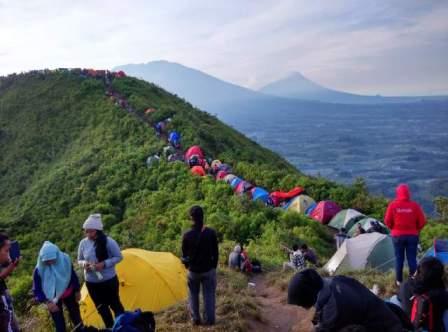Gunung Andong, 1. Candi Borobudur, 2. Rafting di Sungai Progo Atas, 3. Alun-alun Kota Magelang, 4. Air Terjun Kedung Kayang, 5. Taman Kyai Langgeng, 6. Ketep Pass, 7. Air Terjun Sekar Langit, 8. Rumah Kamera, 9. Candi Mendut, 10. Candi Pawon, 11. Gunung Andong, 12. Candi Selogriyo, 13. Gunung Tidar, 14. Curug Grenjengan Kembar, 15. Punthuk Setumbu, 16. Trekking Gunung Merbabu, 17. Curug Silawe, 18. Pemandian Air Hangat Candi Umbul, 19. Taman Badaan, 20. Museum Sudirman, 21. Pinusan Kragilan Magelang, 22. Candi Canggal, 23. Candi Ngawen, 24. Candi Lumbung, 25. Pemandian Kali Bening, 26. Air Terjun Kedung Kayangan, 27. Gardu Pandang Babadan, 28. Arung Jeram Kali Elo, 29. Telaga Bleder, 30. Gardu Pandang Bukit Barede, 31. Gardu Pandang Dlimas, 32. Gardu Pandang Mangli, 33. Sukmojoyo Hill, 34. Hutan Pinus Grenden, 35. Gereja Ayam di Dusun Gombong, 36. Punthuk Setumbu, 37. Kedung Sembrani, 38. Gunung Telomoyo, 39. Silancur Highland, 40. Bukit Grenden, 41. Curug Sigetik, 42. Puntuk Mangir Gunung Payung, 43. Bukit Rhema, 44. Hutan Pinus Wisata Mangli, 45. Jurang Jero, 46. OHD Museum, 47. Gunung Giyanti, 48. Curug Watu Ploso, 49. Klenteng Liong Hok Bio, 50. Curug Gleyor, 51. Punthuk Mongkrong, 52. Bukit Sleker, 53. Curug Lawang Kori, 54. Bukit kertojoyo, 55. Taman Ramadanu, 56. Puncak Seoloyo, 57. Taman Wisata Kopeng, 58. Bukit Gancik Selo Boyolali, 59. Gunung Sumbing, 60. Punthuk Kendil, 61. Bukit Harapan Cuntel, 62. Kebun Durian Candimulyo, 63. Jembatan Gantung Mangunsuko, 64. Air Terjun Goa Slandak, 65. Air Terjun Sumuran, 67. Museum Kapal Samudraraksa, 68. Karesidenan Kedu, 69. New Selo, 70. Taman Dewari, 71. Desa Wisata Candirejo, 72. Svargabumi Borobudur, 73. Awang-awang Telomoyo, 74. Ladon Little Island, 75. Candi Retno, 76. Wisata Petik Salak Gapoktan Ngudi Luhur, 77. Pesona Cempurung, 78. Gardu Pandang Cepogo, 79. Taman Garempong Bringin Kulon, 80. Sendang Mudal, 81. Curug Dlimas, 82. Museum Diponegoro, 83. Curug Sikencling, 84. Sendang Maren, 85. Citraelo Rafting, 86. Desa Wisata Ngawen, 87. Wisata Kulon Ndeso, 88. Taman Bunga Matahari, 89. Taman Hanya Untukmu, 90. Junkyard Autopark & Cafe, 91. Balkondes Ngadiharjo, 92. Banyuroto, 93. Bukit Dagi, 94. Jembatan Gantung Srowol, 95. Candi Asu, 96. Persawahan Permitan, 97. Bakorwil II Magelang, 98. Kebun Bibit Senopati