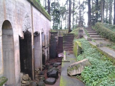 Gunung Kunci - Tempat Wisata Sejarah di Sumedang, 1. Kampung Toga, 2. Curug Cigorobog, 3. Agrowisata Kampung Nangorak, 4. Curug Sabuk, 5. Wisata Alam Pangjugjugan, 6. Sumber Air Panas Sekarwangi, 7. Perkebunan Teh Margawindu, 8.  Wisata Kuliner Soto Bongko Khas Sumedang, 9. Mendaki Gunung Tampomas Sumedang, 10. Liburan ke Curug Ciputrawangi Sumedang, 11. Objek Wisata Situ Cilembang di Sumedang, 12. Gunung Kunci – Tempat Wisata Sejarah di Sumedang , 13. River Tubing, 14. Museum Prabu Geusan Ulun, 15. Curug Cinulang, 16. Wisata Air Gajah Depa, 17. Mata Air Sirah Cipelang, 18. Pemandian Air Panas Cileungsing, 19. Wisata ke Curug Cipongkor Sumedang, 20. Wisata Paralayang di Batu Dua Gunung Lingga, 21. Wisata Situs Prabu Tajimalela Gunung Lingga, 22. Cipanteneun, 23. Mata Air Cikandung Sumedang, 24. Puncak Gunung Batu Sumedang, 25. Wisata Waduk Jatigede Sumedang, 26. Wisata Taman Buru Masigit Kareumbi, 27. Wisata Saung Cibingbin Sumedang, 28. Curug Cibayawak Desa Jembarwangi Tomo, 29. Puncak Damar Baros Jatigede Sumedang, 30. Jembatan Cincin Cikuda Jatinangor Sumedang, 31. Eco Green Park Kampung Karuhun, 32. Sensasi Arung Jeram Pangcalikan, 33. Wisata ke Gunung Kerenceng Sumedang, 34. Makam Cut Nyak Dien, 35. Akhiri Petualangan Kalian di Sumedang dengan Memborong Tahu Sumedang untuk Oleh-oleh