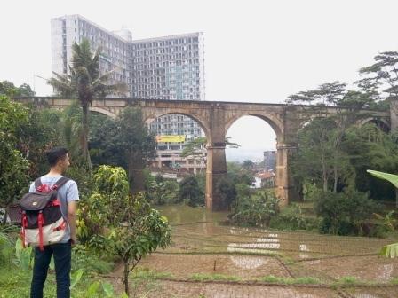 Jembatan Cincin Cikuda Jatinangor Sumedang, 1. Kampung Toga, 2. Curug Cigorobog, 3. Agrowisata Kampung Nangorak, 4. Curug Sabuk, 5. Wisata Alam Pangjugjugan, 6. Sumber Air Panas Sekarwangi, 7. Perkebunan Teh Margawindu, 8.  Wisata Kuliner Soto Bongko Khas Sumedang, 9. Mendaki Gunung Tampomas Sumedang, 10. Liburan ke Curug Ciputrawangi Sumedang, 11. Objek Wisata Situ Cilembang di Sumedang, 12. Gunung Kunci – Tempat Wisata Sejarah di Sumedang , 13. River Tubing, 14. Museum Prabu Geusan Ulun, 15. Curug Cinulang, 16. Wisata Air Gajah Depa, 17. Mata Air Sirah Cipelang, 18. Pemandian Air Panas Cileungsing, 19. Wisata ke Curug Cipongkor Sumedang, 20. Wisata Paralayang di Batu Dua Gunung Lingga, 21. Wisata Situs Prabu Tajimalela Gunung Lingga, 22. Cipanteneun, 23. Mata Air Cikandung Sumedang, 24. Puncak Gunung Batu Sumedang, 25. Wisata Waduk Jatigede Sumedang, 26. Wisata Taman Buru Masigit Kareumbi, 27. Wisata Saung Cibingbin Sumedang, 28. Curug Cibayawak Desa Jembarwangi Tomo, 29. Puncak Damar Baros Jatigede Sumedang, 30. Jembatan Cincin Cikuda Jatinangor Sumedang, 31. Eco Green Park Kampung Karuhun, 32. Sensasi Arung Jeram Pangcalikan, 33. Wisata ke Gunung Kerenceng Sumedang, 34. Makam Cut Nyak Dien, 35. Akhiri Petualangan Kalian di Sumedang dengan Memborong Tahu Sumedang untuk Oleh-oleh