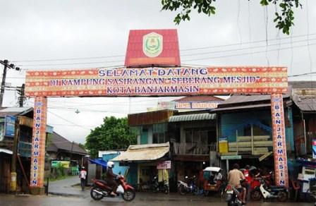 Kampung Sasirangan khas Banjar, 1. Pasar Terapung Muara Kuin Banjarmasin, 2. Pulau Kembang, 3. Wisata Religi ke Masjid Sultan Suriansyah, 4. Masjid Sabilal Muhtadin, 5. Taman Siring Sungai Martapura, 6. Taman Maskot, 7. Museum Wasaka, 8. Rafting Bambu di Sungai Amandit, 9. Jembatan Barito, 10. Pusat Kuliner Tepian Sungai Martapura, 11. Tempat Wisata Pantai Jodoh Banjarmasin, 12. Wisata ke Air Terjun Bajuin , 13. Menara Pandang Banjarmasin, 14. Wisata Susur Sungai Naik Kelotok, 15. Wisata Pulau Bakut Banjarmasin, 16. Soto Banjar Bang Amat, 17. Lontong Orari, 18. Kampung Sasirangan khas Banjar, 19. Pasar Terapung Lok Baintan, 20. Pasar Terapung Siring Sungai Martapura, 21. Taman Satwa Banjarmasin, 22. Tempat Wisata Bukit Langgara, 23. Tempat Wisata Bukit Rimpi Pelaihari, 24. Tempat Wisata Pulau Samber Gelap, 25. Hutan Pinus Mentaos, 26. Trans Studio Mini, 27. Pulau Kaget Asylum Margasatwa, 28. Wisata Danau Seran, 29. Taman Van Der Pijl, 30. Waterboom Banua Anyar, 31. Waterboom Pesona Modern, 32. Arung Jeram Sungai Kambang, 33. Taman Labirin Pelaihari
