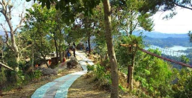 Kegiatan Trekking di Kalibiru, Desa dan Hutan Wisata Kalibiru Jogja, Lokasi Objek Wisata Alam Kalibiru Jogja, Rute Menuju Wisata Alam Kalibiru Jogja, Harga Tiket Masuk Kalibiru Jogja, Fasilitas Objek Wisata Alam Kalibiru Jogja, Kuliner Lezat di Objek Wisata Kalibiru Jogja, Foto Aktivitas Seru di Kalibiru Jogja, Akomodasi di Sekitar Kalibiru Jogja, Hubungi Pengelola