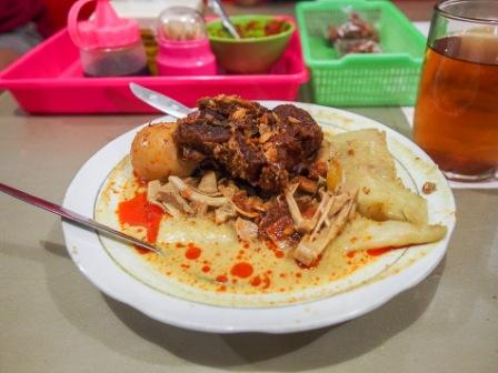 Lontong Orari, 1. Pasar Terapung Muara Kuin Banjarmasin, 2. Pulau Kembang, 3. Wisata Religi ke Masjid Sultan Suriansyah, 4. Masjid Sabilal Muhtadin, 5. Taman Siring Sungai Martapura, 6. Taman Maskot, 7. Museum Wasaka, 8. Rafting Bambu di Sungai Amandit, 9. Jembatan Barito, 10. Pusat Kuliner Tepian Sungai Martapura, 11. Tempat Wisata Pantai Jodoh Banjarmasin, 12. Wisata ke Air Terjun Bajuin , 13. Menara Pandang Banjarmasin, 14. Wisata Susur Sungai Naik Kelotok, 15. Wisata Pulau Bakut Banjarmasin, 16. Soto Banjar Bang Amat, 17. Lontong Orari, 18. Kampung Sasirangan khas Banjar, 19. Pasar Terapung Lok Baintan, 20. Pasar Terapung Siring Sungai Martapura, 21. Taman Satwa Banjarmasin, 22. Tempat Wisata Bukit Langgara, 23. Tempat Wisata Bukit Rimpi Pelaihari, 24. Tempat Wisata Pulau Samber Gelap, 25. Hutan Pinus Mentaos, 26. Trans Studio Mini, 27. Pulau Kaget Asylum Margasatwa, 28. Wisata Danau Seran, 29. Taman Van Der Pijl, 30. Waterboom Banua Anyar, 31. Waterboom Pesona Modern, 32. Arung Jeram Sungai Kambang, 33. Taman Labirin Pelaihari
