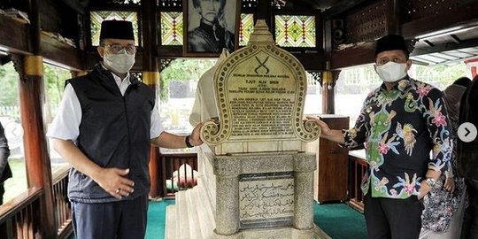 Makam Cut Nyak Dien  via Merdeka, 1. Kampung Toga, 2. Curug Cigorobog, 3. Agrowisata Kampung Nangorak, 4. Curug Sabuk, 5. Wisata Alam Pangjugjugan, 6. Sumber Air Panas Sekarwangi, 7. Perkebunan Teh Margawindu, 8.  Wisata Kuliner Soto Bongko Khas Sumedang, 9. Mendaki Gunung Tampomas Sumedang, 10. Liburan ke Curug Ciputrawangi Sumedang, 11. Objek Wisata Situ Cilembang di Sumedang, 12. Gunung Kunci – Tempat Wisata Sejarah di Sumedang , 13. River Tubing, 14. Museum Prabu Geusan Ulun, 15. Curug Cinulang, 16. Wisata Air Gajah Depa, 17. Mata Air Sirah Cipelang, 18. Pemandian Air Panas Cileungsing, 19. Wisata ke Curug Cipongkor Sumedang, 20. Wisata Paralayang di Batu Dua Gunung Lingga, 21. Wisata Situs Prabu Tajimalela Gunung Lingga, 22. Cipanteneun, 23. Mata Air Cikandung Sumedang, 24. Puncak Gunung Batu Sumedang, 25. Wisata Waduk Jatigede Sumedang, 26. Wisata Taman Buru Masigit Kareumbi, 27. Wisata Saung Cibingbin Sumedang, 28. Curug Cibayawak Desa Jembarwangi Tomo, 29. Puncak Damar Baros Jatigede Sumedang, 30. Jembatan Cincin Cikuda Jatinangor Sumedang, 31. Eco Green Park Kampung Karuhun, 32. Sensasi Arung Jeram Pangcalikan, 33. Wisata ke Gunung Kerenceng Sumedang, 34. Makam Cut Nyak Dien, 35. Akhiri Petualangan Kalian di Sumedang dengan Memborong Tahu Sumedang untuk Oleh-oleh