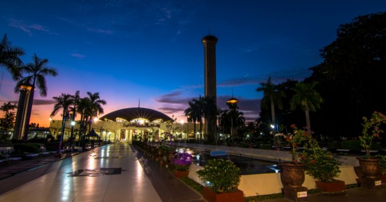 Masjid Sabilal Muhtadin via Banjarmasintourism, 1. Pasar Terapung Muara Kuin Banjarmasin, 2. Pulau Kembang, 3. Wisata Religi ke Masjid Sultan Suriansyah, 4. Masjid Sabilal Muhtadin, 5. Taman Siring Sungai Martapura, 6. Taman Maskot, 7. Museum Wasaka, 8. Rafting Bambu di Sungai Amandit, 9. Jembatan Barito, 10. Pusat Kuliner Tepian Sungai Martapura, 11. Tempat Wisata Pantai Jodoh Banjarmasin, 12. Wisata ke Air Terjun Bajuin , 13. Menara Pandang Banjarmasin, 14. Wisata Susur Sungai Naik Kelotok, 15. Wisata Pulau Bakut Banjarmasin, 16. Soto Banjar Bang Amat, 17. Lontong Orari, 18. Kampung Sasirangan khas Banjar, 19. Pasar Terapung Lok Baintan, 20. Pasar Terapung Siring Sungai Martapura, 21. Taman Satwa Banjarmasin, 22. Tempat Wisata Bukit Langgara, 23. Tempat Wisata Bukit Rimpi Pelaihari, 24. Tempat Wisata Pulau Samber Gelap, 25. Hutan Pinus Mentaos, 26. Trans Studio Mini, 27. Pulau Kaget Asylum Margasatwa, 28. Wisata Danau Seran, 29. Taman Van Der Pijl, 30. Waterboom Banua Anyar, 31. Waterboom Pesona Modern, 32. Arung Jeram Sungai Kambang, 33. Taman Labirin Pelaihari