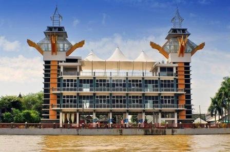 Menara Pandang Banjarmasin, 1. Pasar Terapung Muara Kuin Banjarmasin, 2. Pulau Kembang, 3. Wisata Religi ke Masjid Sultan Suriansyah, 4. Masjid Sabilal Muhtadin, 5. Taman Siring Sungai Martapura, 6. Taman Maskot, 7. Museum Wasaka, 8. Rafting Bambu di Sungai Amandit, 9. Jembatan Barito, 10. Pusat Kuliner Tepian Sungai Martapura, 11. Tempat Wisata Pantai Jodoh Banjarmasin, 12. Wisata ke Air Terjun Bajuin , 13. Menara Pandang Banjarmasin, 14. Wisata Susur Sungai Naik Kelotok, 15. Wisata Pulau Bakut Banjarmasin, 16. Soto Banjar Bang Amat, 17. Lontong Orari, 18. Kampung Sasirangan khas Banjar, 19. Pasar Terapung Lok Baintan, 20. Pasar Terapung Siring Sungai Martapura, 21. Taman Satwa Banjarmasin, 22. Tempat Wisata Bukit Langgara, 23. Tempat Wisata Bukit Rimpi Pelaihari, 24. Tempat Wisata Pulau Samber Gelap, 25. Hutan Pinus Mentaos, 26. Trans Studio Mini, 27. Pulau Kaget Asylum Margasatwa, 28. Wisata Danau Seran, 29. Taman Van Der Pijl, 30. Waterboom Banua Anyar, 31. Waterboom Pesona Modern, 32. Arung Jeram Sungai Kambang, 33. Taman Labirin Pelaihari