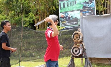 Melempar pisau di Dusun Bambu Lembang, 1. Cafe Burangrang, 2. Lutung Kasarung, 3. Pasar Khatulistiwa, 4. Saung/Gazebo Purbasari Dusun Bambu, 5. Playground Dusun Bambu, 6. Villa Kampung Layung di Dusun Bambu, 7. Camping Ground, 8. Permainan Memanah Dusun Bambu, 9. Airsoft gun Dusun Bambu Lembang, 10. Melempar pisau Dusun Bambu Lembang, 11. Rabbit Wonderland, 12. Paket Track Sepeda Dusun Bambu Lembang, 13. Gokart Dusun Bambu Lembang, 14. Hiking di dusun bambu