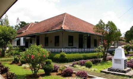 Museum Prabu Geusan Ulun, 1. Kampung Toga, 2. Curug Cigorobog, 3. Agrowisata Kampung Nangorak, 4. Curug Sabuk, 5. Wisata Alam Pangjugjugan, 6. Sumber Air Panas Sekarwangi, 7. Perkebunan Teh Margawindu, 8.  Wisata Kuliner Soto Bongko Khas Sumedang, 9. Mendaki Gunung Tampomas Sumedang, 10. Liburan ke Curug Ciputrawangi Sumedang, 11. Objek Wisata Situ Cilembang di Sumedang, 12. Gunung Kunci – Tempat Wisata Sejarah di Sumedang , 13. River Tubing, 14. Museum Prabu Geusan Ulun, 15. Curug Cinulang, 16. Wisata Air Gajah Depa, 17. Mata Air Sirah Cipelang, 18. Pemandian Air Panas Cileungsing, 19. Wisata ke Curug Cipongkor Sumedang, 20. Wisata Paralayang di Batu Dua Gunung Lingga, 21. Wisata Situs Prabu Tajimalela Gunung Lingga, 22. Cipanteneun, 23. Mata Air Cikandung Sumedang, 24. Puncak Gunung Batu Sumedang, 25. Wisata Waduk Jatigede Sumedang, 26. Wisata Taman Buru Masigit Kareumbi, 27. Wisata Saung Cibingbin Sumedang, 28. Curug Cibayawak Desa Jembarwangi Tomo, 29. Puncak Damar Baros Jatigede Sumedang, 30. Jembatan Cincin Cikuda Jatinangor Sumedang, 31. Eco Green Park Kampung Karuhun, 32. Sensasi Arung Jeram Pangcalikan, 33. Wisata ke Gunung Kerenceng Sumedang, 34. Makam Cut Nyak Dien, 35. Akhiri Petualangan Kalian di Sumedang dengan Memborong Tahu Sumedang untuk Oleh-oleh