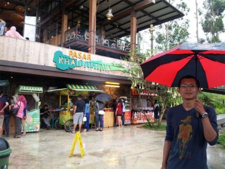 Pasar Khatulistiwa di Dusun Bambu Lembang, 1. Cafe Burangrang, 2. Lutung Kasarung, 3. Pasar Khatulistiwa, 4. Saung/Gazebo Purbasari Dusun Bambu, 5. Playground Dusun Bambu, 6. Villa Kampung Layung di Dusun Bambu, 7. Camping Ground, 8. Permainan Memanah Dusun Bambu, 9. Airsoft gun Dusun Bambu Lembang, 10. Melempar pisau Dusun Bambu Lembang, 11. Rabbit Wonderland, 12. Paket Track Sepeda Dusun Bambu Lembang, 13. Gokart Dusun Bambu Lembang, 14. Hiking di dusun bambu