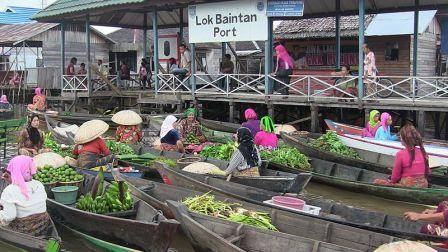Pasar Terapung Lok Baintan, 1. Pasar Terapung Muara Kuin Banjarmasin, 2. Pulau Kembang, 3. Wisata Religi ke Masjid Sultan Suriansyah, 4. Masjid Sabilal Muhtadin, 5. Taman Siring Sungai Martapura, 6. Taman Maskot, 7. Museum Wasaka, 8. Rafting Bambu di Sungai Amandit, 9. Jembatan Barito, 10. Pusat Kuliner Tepian Sungai Martapura, 11. Tempat Wisata Pantai Jodoh Banjarmasin, 12. Wisata ke Air Terjun Bajuin , 13. Menara Pandang Banjarmasin, 14. Wisata Susur Sungai Naik Kelotok, 15. Wisata Pulau Bakut Banjarmasin, 16. Soto Banjar Bang Amat, 17. Lontong Orari, 18. Kampung Sasirangan khas Banjar, 19. Pasar Terapung Lok Baintan, 20. Pasar Terapung Siring Sungai Martapura, 21. Taman Satwa Banjarmasin, 22. Tempat Wisata Bukit Langgara, 23. Tempat Wisata Bukit Rimpi Pelaihari, 24. Tempat Wisata Pulau Samber Gelap, 25. Hutan Pinus Mentaos, 26. Trans Studio Mini, 27. Pulau Kaget Asylum Margasatwa, 28. Wisata Danau Seran, 29. Taman Van Der Pijl, 30. Waterboom Banua Anyar, 31. Waterboom Pesona Modern, 32. Arung Jeram Sungai Kambang, 33. Taman Labirin Pelaihari