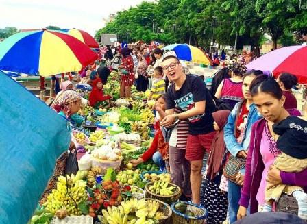 Pasar Terapung Siring Sungai Martapura, 1. Pasar Terapung Muara Kuin Banjarmasin, 2. Pulau Kembang, 3. Wisata Religi ke Masjid Sultan Suriansyah, 4. Masjid Sabilal Muhtadin, 5. Taman Siring Sungai Martapura, 6. Taman Maskot, 7. Museum Wasaka, 8. Rafting Bambu di Sungai Amandit, 9. Jembatan Barito, 10. Pusat Kuliner Tepian Sungai Martapura, 11. Tempat Wisata Pantai Jodoh Banjarmasin, 12. Wisata ke Air Terjun Bajuin , 13. Menara Pandang Banjarmasin, 14. Wisata Susur Sungai Naik Kelotok, 15. Wisata Pulau Bakut Banjarmasin, 16. Soto Banjar Bang Amat, 17. Lontong Orari, 18. Kampung Sasirangan khas Banjar, 19. Pasar Terapung Lok Baintan, 20. Pasar Terapung Siring Sungai Martapura, 21. Taman Satwa Banjarmasin, 22. Tempat Wisata Bukit Langgara, 23. Tempat Wisata Bukit Rimpi Pelaihari, 24. Tempat Wisata Pulau Samber Gelap, 25. Hutan Pinus Mentaos, 26. Trans Studio Mini, 27. Pulau Kaget Asylum Margasatwa, 28. Wisata Danau Seran, 29. Taman Van Der Pijl, 30. Waterboom Banua Anyar, 31. Waterboom Pesona Modern, 32. Arung Jeram Sungai Kambang, 33. Taman Labirin Pelaihari
