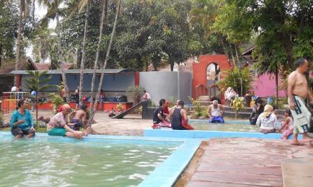 Pemandian Air Panas Cileungsing, 1. Kampung Toga, 2. Curug Cigorobog, 3. Agrowisata Kampung Nangorak, 4. Curug Sabuk, 5. Wisata Alam Pangjugjugan, 6. Sumber Air Panas Sekarwangi, 7. Perkebunan Teh Margawindu, 8.  Wisata Kuliner Soto Bongko Khas Sumedang, 9. Mendaki Gunung Tampomas Sumedang, 10. Liburan ke Curug Ciputrawangi Sumedang, 11. Objek Wisata Situ Cilembang di Sumedang, 12. Gunung Kunci – Tempat Wisata Sejarah di Sumedang , 13. River Tubing, 14. Museum Prabu Geusan Ulun, 15. Curug Cinulang, 16. Wisata Air Gajah Depa, 17. Mata Air Sirah Cipelang, 18. Pemandian Air Panas Cileungsing, 19. Wisata ke Curug Cipongkor Sumedang, 20. Wisata Paralayang di Batu Dua Gunung Lingga, 21. Wisata Situs Prabu Tajimalela Gunung Lingga, 22. Cipanteneun, 23. Mata Air Cikandung Sumedang, 24. Puncak Gunung Batu Sumedang, 25. Wisata Waduk Jatigede Sumedang, 26. Wisata Taman Buru Masigit Kareumbi, 27. Wisata Saung Cibingbin Sumedang, 28. Curug Cibayawak Desa Jembarwangi Tomo, 29. Puncak Damar Baros Jatigede Sumedang, 30. Jembatan Cincin Cikuda Jatinangor Sumedang, 31. Eco Green Park Kampung Karuhun, 32. Sensasi Arung Jeram Pangcalikan, 33. Wisata ke Gunung Kerenceng Sumedang, 34. Makam Cut Nyak Dien, 35. Akhiri Petualangan Kalian di Sumedang dengan Memborong Tahu Sumedang untuk Oleh-oleh