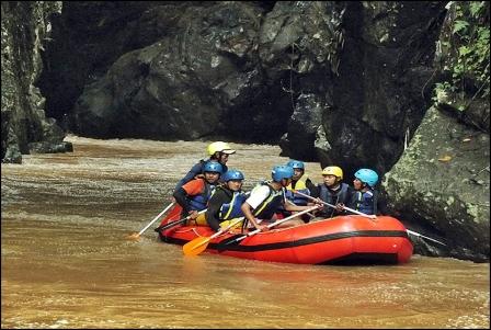 Sensasi Arung Jeram Pangcalikan, 1. Kampung Toga, 2. Curug Cigorobog, 3. Agrowisata Kampung Nangorak, 4. Curug Sabuk, 5. Wisata Alam Pangjugjugan, 6. Sumber Air Panas Sekarwangi, 7. Perkebunan Teh Margawindu, 8.  Wisata Kuliner Soto Bongko Khas Sumedang, 9. Mendaki Gunung Tampomas Sumedang, 10. Liburan ke Curug Ciputrawangi Sumedang, 11. Objek Wisata Situ Cilembang di Sumedang, 12. Gunung Kunci – Tempat Wisata Sejarah di Sumedang , 13. River Tubing, 14. Museum Prabu Geusan Ulun, 15. Curug Cinulang, 16. Wisata Air Gajah Depa, 17. Mata Air Sirah Cipelang, 18. Pemandian Air Panas Cileungsing, 19. Wisata ke Curug Cipongkor Sumedang, 20. Wisata Paralayang di Batu Dua Gunung Lingga, 21. Wisata Situs Prabu Tajimalela Gunung Lingga, 22. Cipanteneun, 23. Mata Air Cikandung Sumedang, 24. Puncak Gunung Batu Sumedang, 25. Wisata Waduk Jatigede Sumedang, 26. Wisata Taman Buru Masigit Kareumbi, 27. Wisata Saung Cibingbin Sumedang, 28. Curug Cibayawak Desa Jembarwangi Tomo, 29. Puncak Damar Baros Jatigede Sumedang, 30. Jembatan Cincin Cikuda Jatinangor Sumedang, 31. Eco Green Park Kampung Karuhun, 32. Sensasi Arung Jeram Pangcalikan, 33. Wisata ke Gunung Kerenceng Sumedang, 34. Makam Cut Nyak Dien, 35. Akhiri Petualangan Kalian di Sumedang dengan Memborong Tahu Sumedang untuk Oleh-oleh