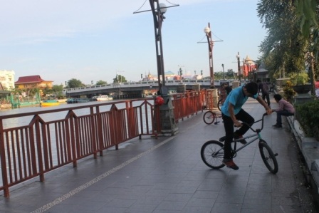 Taman Siring Sungai Martapura, 1. Pasar Terapung Muara Kuin Banjarmasin, 2. Pulau Kembang, 3. Wisata Religi ke Masjid Sultan Suriansyah, 4. Masjid Sabilal Muhtadin, 5. Taman Siring Sungai Martapura, 6. Taman Maskot, 7. Museum Wasaka, 8. Rafting Bambu di Sungai Amandit, 9. Jembatan Barito, 10. Pusat Kuliner Tepian Sungai Martapura, 11. Tempat Wisata Pantai Jodoh Banjarmasin, 12. Wisata ke Air Terjun Bajuin , 13. Menara Pandang Banjarmasin, 14. Wisata Susur Sungai Naik Kelotok, 15. Wisata Pulau Bakut Banjarmasin, 16. Soto Banjar Bang Amat, 17. Lontong Orari, 18. Kampung Sasirangan khas Banjar, 19. Pasar Terapung Lok Baintan, 20. Pasar Terapung Siring Sungai Martapura, 21. Taman Satwa Banjarmasin, 22. Tempat Wisata Bukit Langgara, 23. Tempat Wisata Bukit Rimpi Pelaihari, 24. Tempat Wisata Pulau Samber Gelap, 25. Hutan Pinus Mentaos, 26. Trans Studio Mini, 27. Pulau Kaget Asylum Margasatwa, 28. Wisata Danau Seran, 29. Taman Van Der Pijl, 30. Waterboom Banua Anyar, 31. Waterboom Pesona Modern, 32. Arung Jeram Sungai Kambang, 33. Taman Labirin Pelaihari