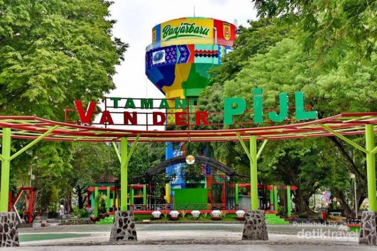 Taman Van Der Pijl via Detik, 1. Pasar Terapung Muara Kuin Banjarmasin, 2. Pulau Kembang, 3. Wisata Religi ke Masjid Sultan Suriansyah, 4. Masjid Sabilal Muhtadin, 5. Taman Siring Sungai Martapura, 6. Taman Maskot, 7. Museum Wasaka, 8. Rafting Bambu di Sungai Amandit, 9. Jembatan Barito, 10. Pusat Kuliner Tepian Sungai Martapura, 11. Tempat Wisata Pantai Jodoh Banjarmasin, 12. Wisata ke Air Terjun Bajuin , 13. Menara Pandang Banjarmasin, 14. Wisata Susur Sungai Naik Kelotok, 15. Wisata Pulau Bakut Banjarmasin, 16. Soto Banjar Bang Amat, 17. Lontong Orari, 18. Kampung Sasirangan khas Banjar, 19. Pasar Terapung Lok Baintan, 20. Pasar Terapung Siring Sungai Martapura, 21. Taman Satwa Banjarmasin, 22. Tempat Wisata Bukit Langgara, 23. Tempat Wisata Bukit Rimpi Pelaihari, 24. Tempat Wisata Pulau Samber Gelap, 25. Hutan Pinus Mentaos, 26. Trans Studio Mini, 27. Pulau Kaget Asylum Margasatwa, 28. Wisata Danau Seran, 29. Taman Van Der Pijl, 30. Waterboom Banua Anyar, 31. Waterboom Pesona Modern, 32. Arung Jeram Sungai Kambang, 33. Taman Labirin Pelaihari