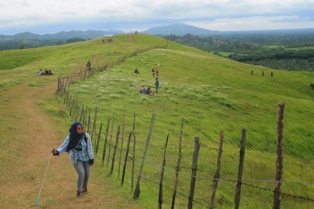 Tempat Wisata Bukit Rimpi Pelaihari, 1. Pasar Terapung Muara Kuin Banjarmasin, 2. Pulau Kembang, 3. Wisata Religi ke Masjid Sultan Suriansyah, 4. Masjid Sabilal Muhtadin, 5. Taman Siring Sungai Martapura, 6. Taman Maskot, 7. Museum Wasaka, 8. Rafting Bambu di Sungai Amandit, 9. Jembatan Barito, 10. Pusat Kuliner Tepian Sungai Martapura, 11. Tempat Wisata Pantai Jodoh Banjarmasin, 12. Wisata ke Air Terjun Bajuin , 13. Menara Pandang Banjarmasin, 14. Wisata Susur Sungai Naik Kelotok, 15. Wisata Pulau Bakut Banjarmasin, 16. Soto Banjar Bang Amat, 17. Lontong Orari, 18. Kampung Sasirangan khas Banjar, 19. Pasar Terapung Lok Baintan, 20. Pasar Terapung Siring Sungai Martapura, 21. Taman Satwa Banjarmasin, 22. Tempat Wisata Bukit Langgara, 23. Tempat Wisata Bukit Rimpi Pelaihari, 24. Tempat Wisata Pulau Samber Gelap, 25. Hutan Pinus Mentaos, 26. Trans Studio Mini, 27. Pulau Kaget Asylum Margasatwa, 28. Wisata Danau Seran, 29. Taman Van Der Pijl, 30. Waterboom Banua Anyar, 31. Waterboom Pesona Modern, 32. Arung Jeram Sungai Kambang, 33. Taman Labirin Pelaihari