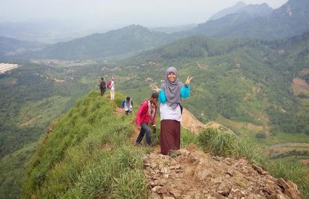 Tempat Wisata Puncak Gunung Batu Sumedang, 1. Kampung Toga, 2. Curug Cigorobog, 3. Agrowisata Kampung Nangorak, 4. Curug Sabuk, 5. Wisata Alam Pangjugjugan, 6. Sumber Air Panas Sekarwangi, 7. Perkebunan Teh Margawindu, 8.  Wisata Kuliner Soto Bongko Khas Sumedang, 9. Mendaki Gunung Tampomas Sumedang, 10. Liburan ke Curug Ciputrawangi Sumedang, 11. Objek Wisata Situ Cilembang di Sumedang, 12. Gunung Kunci – Tempat Wisata Sejarah di Sumedang , 13. River Tubing, 14. Museum Prabu Geusan Ulun, 15. Curug Cinulang, 16. Wisata Air Gajah Depa, 17. Mata Air Sirah Cipelang, 18. Pemandian Air Panas Cileungsing, 19. Wisata ke Curug Cipongkor Sumedang, 20. Wisata Paralayang di Batu Dua Gunung Lingga, 21. Wisata Situs Prabu Tajimalela Gunung Lingga, 22. Cipanteneun, 23. Mata Air Cikandung Sumedang, 24. Puncak Gunung Batu Sumedang, 25. Wisata Waduk Jatigede Sumedang, 26. Wisata Taman Buru Masigit Kareumbi, 27. Wisata Saung Cibingbin Sumedang, 28. Curug Cibayawak Desa Jembarwangi Tomo, 29. Puncak Damar Baros Jatigede Sumedang, 30. Jembatan Cincin Cikuda Jatinangor Sumedang, 31. Eco Green Park Kampung Karuhun, 32. Sensasi Arung Jeram Pangcalikan, 33. Wisata ke Gunung Kerenceng Sumedang, 34. Makam Cut Nyak Dien, 35. Akhiri Petualangan Kalian di Sumedang dengan Memborong Tahu Sumedang untuk Oleh-oleh