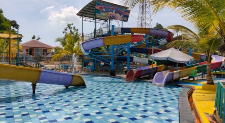 Waterboom Banua Anyar, 1. Pasar Terapung Muara Kuin Banjarmasin, 2. Pulau Kembang, 3. Wisata Religi ke Masjid Sultan Suriansyah, 4. Masjid Sabilal Muhtadin, 5. Taman Siring Sungai Martapura, 6. Taman Maskot, 7. Museum Wasaka, 8. Rafting Bambu di Sungai Amandit, 9. Jembatan Barito, 10. Pusat Kuliner Tepian Sungai Martapura, 11. Tempat Wisata Pantai Jodoh Banjarmasin, 12. Wisata ke Air Terjun Bajuin , 13. Menara Pandang Banjarmasin, 14. Wisata Susur Sungai Naik Kelotok, 15. Wisata Pulau Bakut Banjarmasin, 16. Soto Banjar Bang Amat, 17. Lontong Orari, 18. Kampung Sasirangan khas Banjar, 19. Pasar Terapung Lok Baintan, 20. Pasar Terapung Siring Sungai Martapura, 21. Taman Satwa Banjarmasin, 22. Tempat Wisata Bukit Langgara, 23. Tempat Wisata Bukit Rimpi Pelaihari, 24. Tempat Wisata Pulau Samber Gelap, 25. Hutan Pinus Mentaos, 26. Trans Studio Mini, 27. Pulau Kaget Asylum Margasatwa, 28. Wisata Danau Seran, 29. Taman Van Der Pijl, 30. Waterboom Banua Anyar, 31. Waterboom Pesona Modern, 32. Arung Jeram Sungai Kambang, 33. Taman Labirin Pelaihari